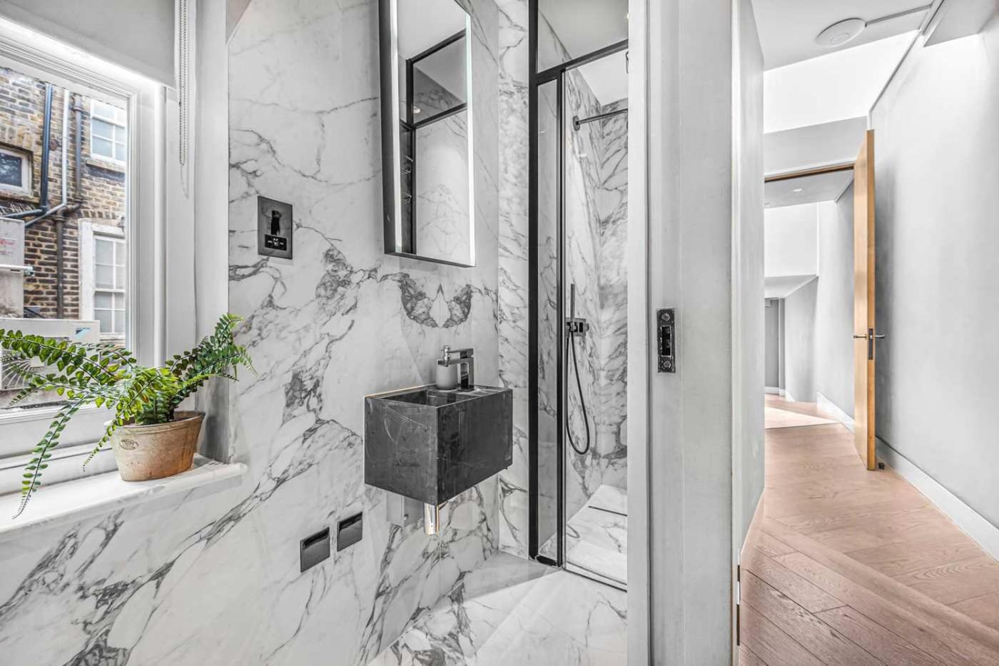 Grand 2-Bed Apartment with AC by Carnaby Street