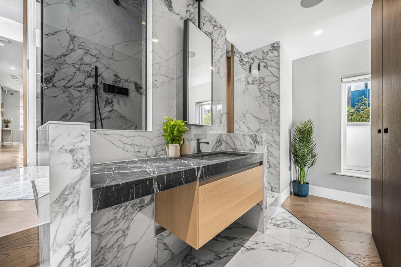 Grand 2-Bed Apartment with AC by Carnaby Street