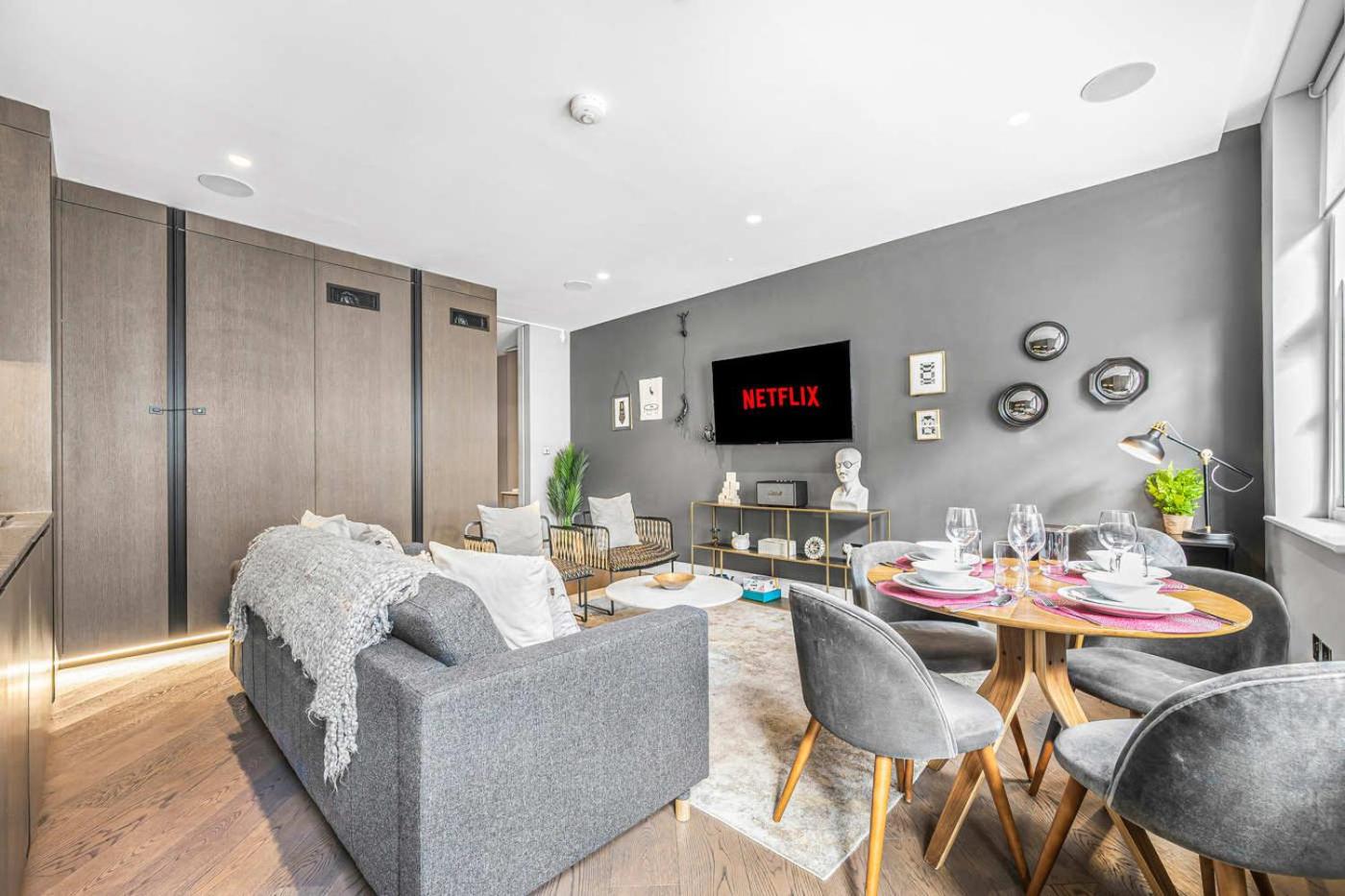Grand 2-Bed Apartment with AC by Carnaby Street