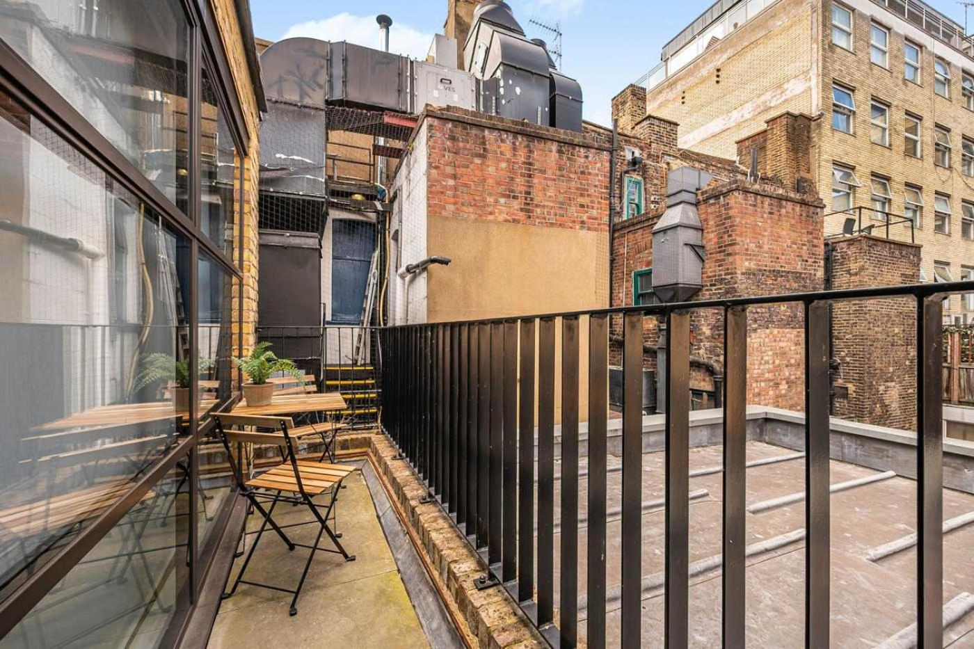 Grand 2-Bed Apartment with AC by Carnaby Street