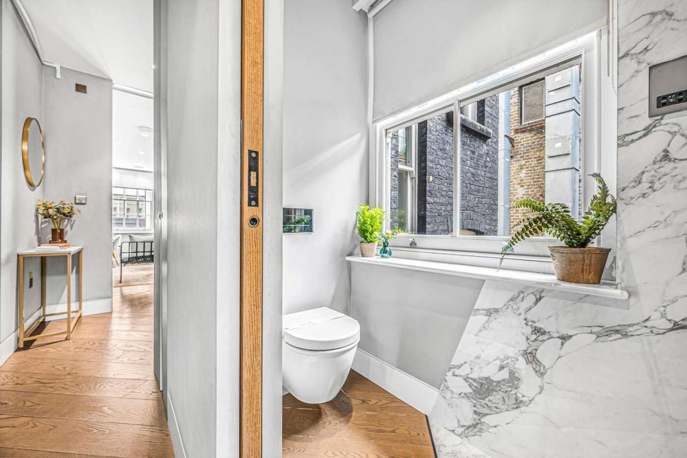 Grand 2-Bed Apartment with AC by Carnaby Street