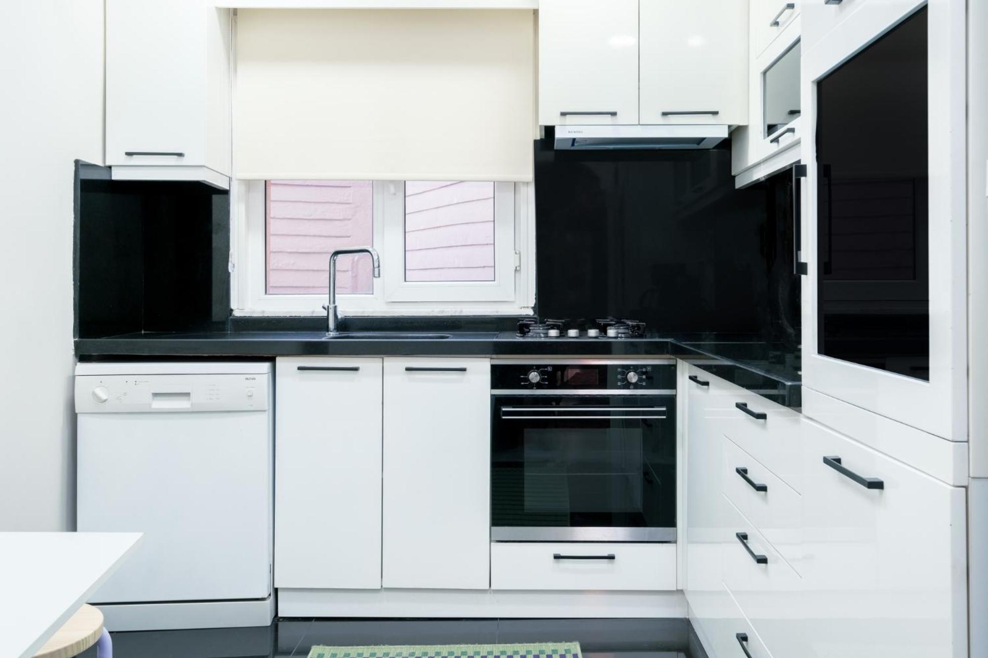 Stylish Flat w Balcony – 5 Mins from Taksim Square