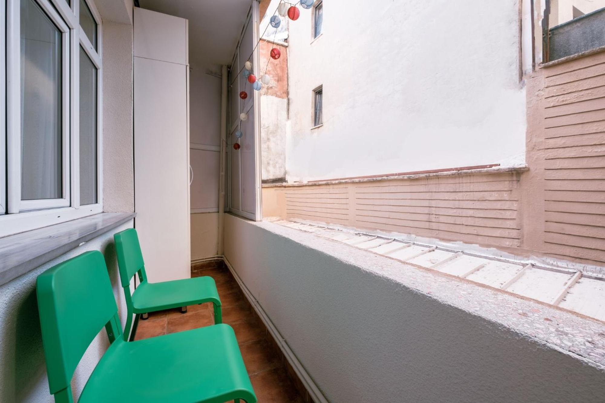 Stylish Flat w Balcony – 5 Mins from Taksim Square
