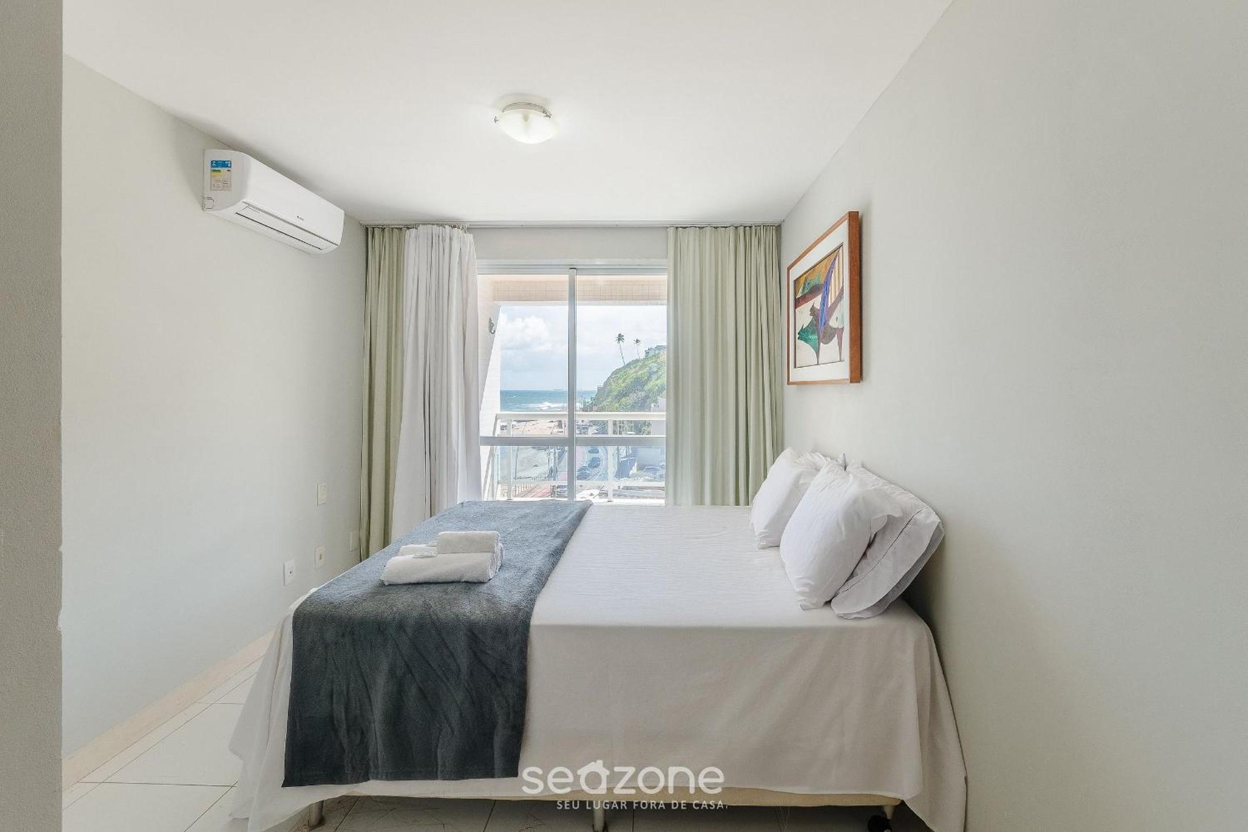 Apt w/ balcony & view, steps from the sea OPR0303