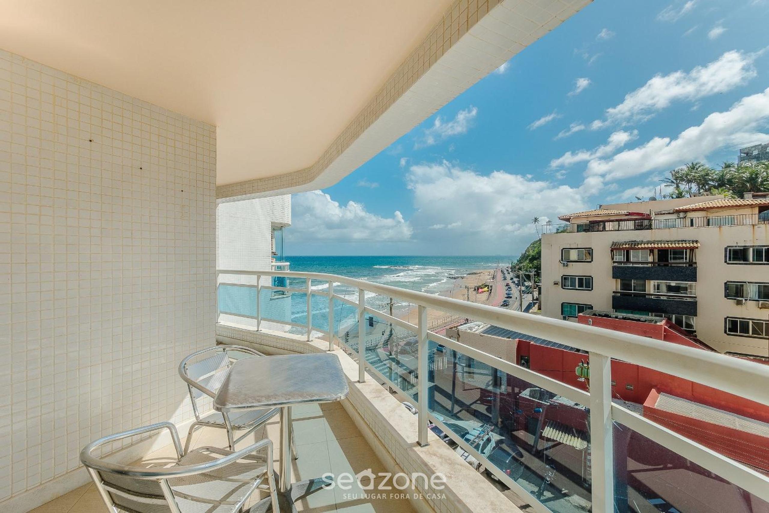 Apt w/ balcony & view, steps from the sea OPR0303