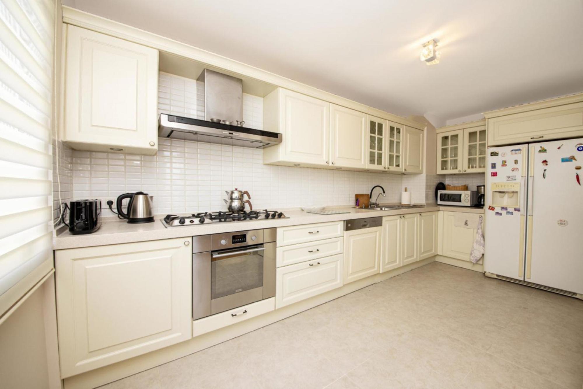 All Rooms w AC- Balcony - Backyard -5 mins Beach