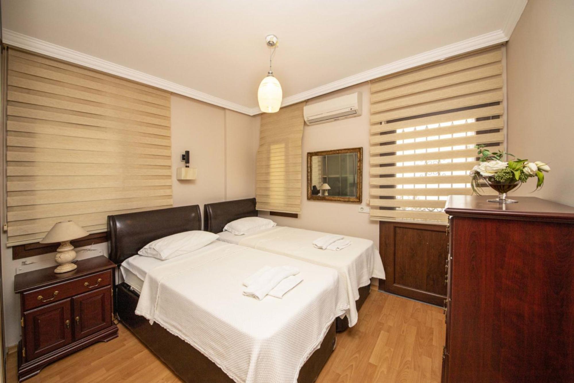 All Rooms w AC- Balcony - Backyard -5 mins Beach