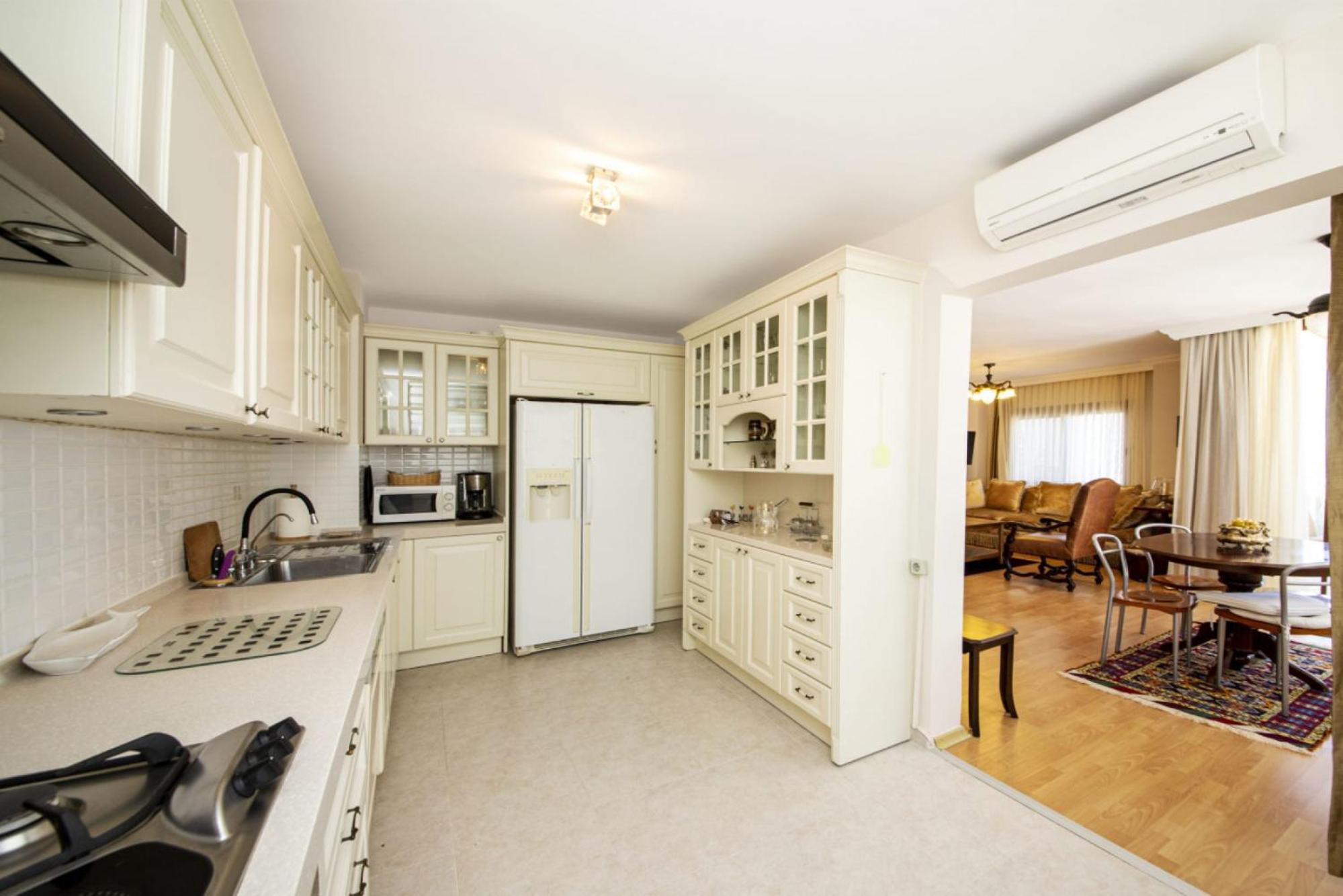All Rooms w AC- Balcony - Backyard -5 mins Beach