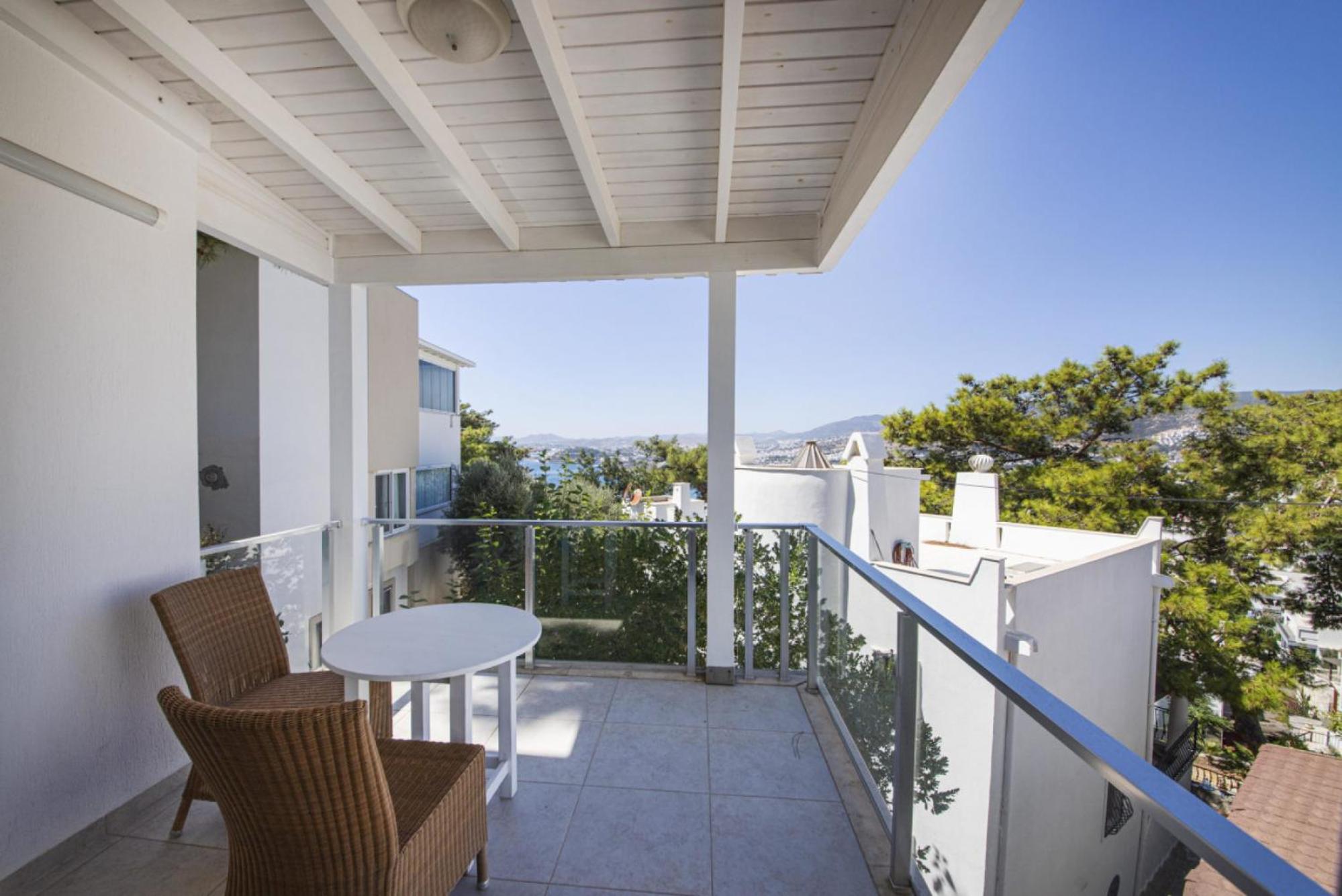 All Rooms w AC- Balcony - Backyard -5 mins Beach