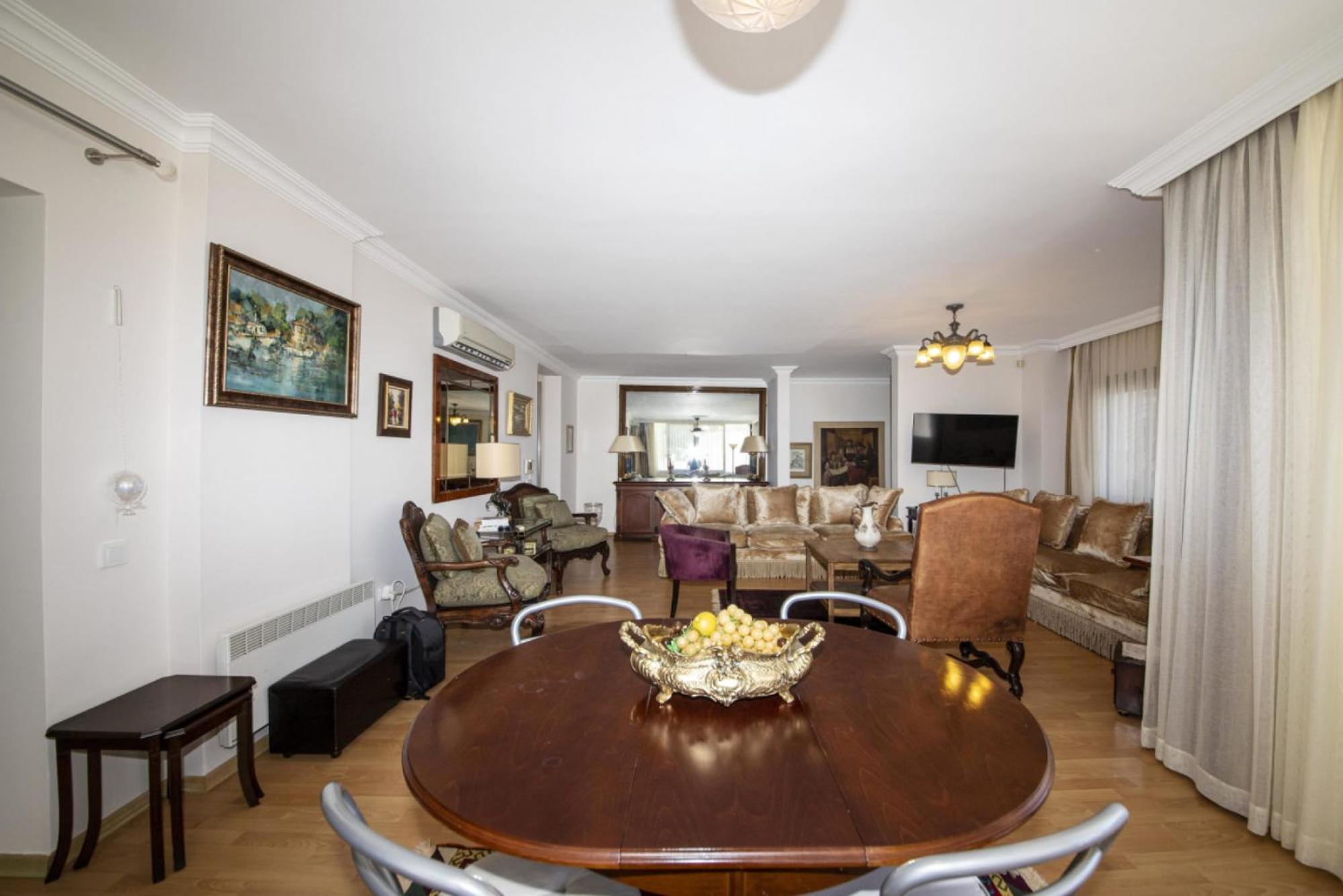 All Rooms w AC- Balcony - Backyard -5 mins Beach