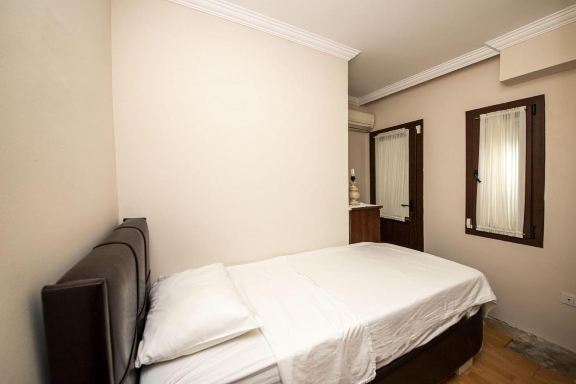 All Rooms w AC- Balcony - Backyard -5 mins Beach