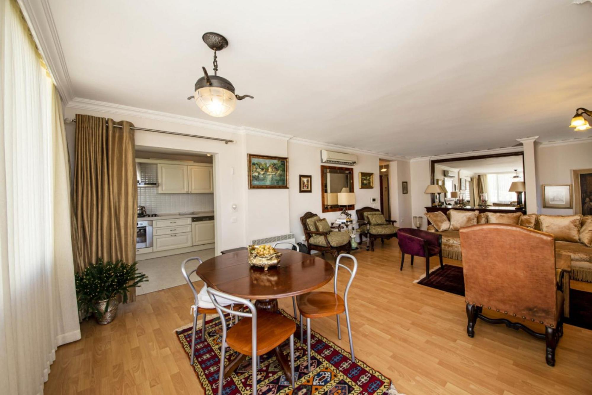 All Rooms w AC- Balcony - Backyard -5 mins Beach