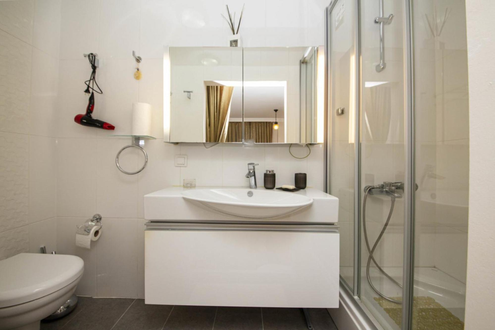 All Rooms w AC- Balcony - Backyard -5 mins Beach