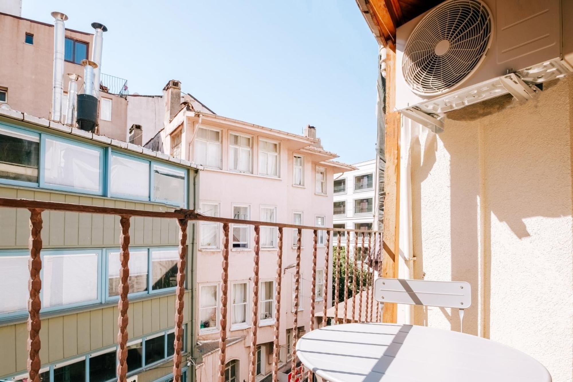 Upscale Apartments w Balcony - Near Istiklal
