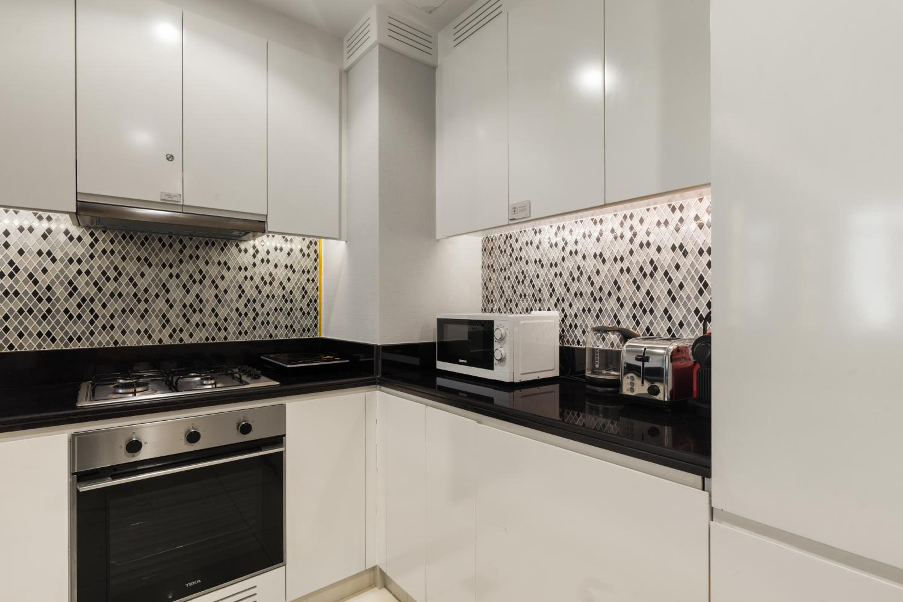 Gogoto4 - 2BR High Floor Burj View Infinity Pool PS5 NYE Fireworks View