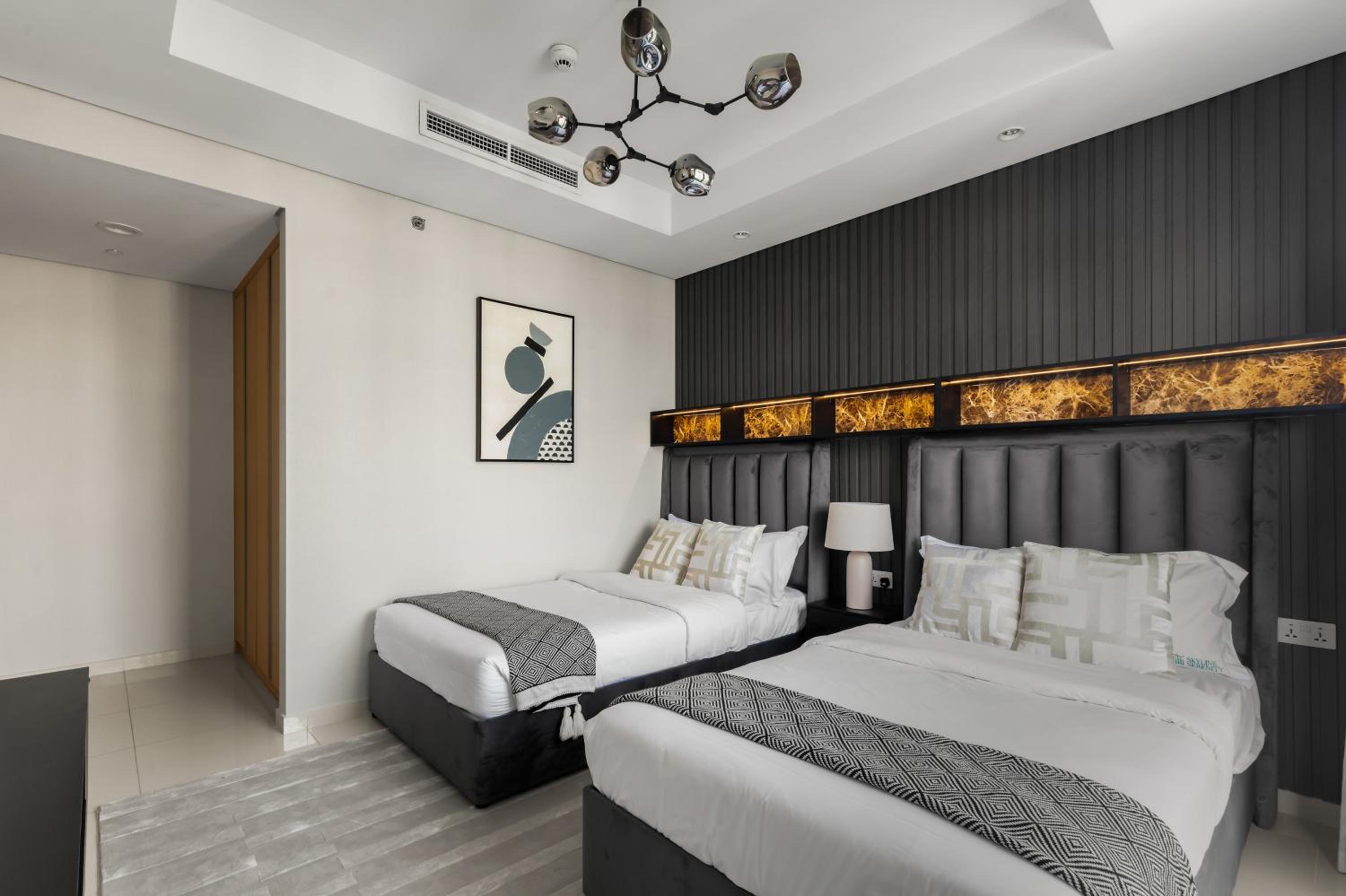 Gogoto4 - 2BR High Floor Burj View Infinity Pool PS5 NYE Fireworks View