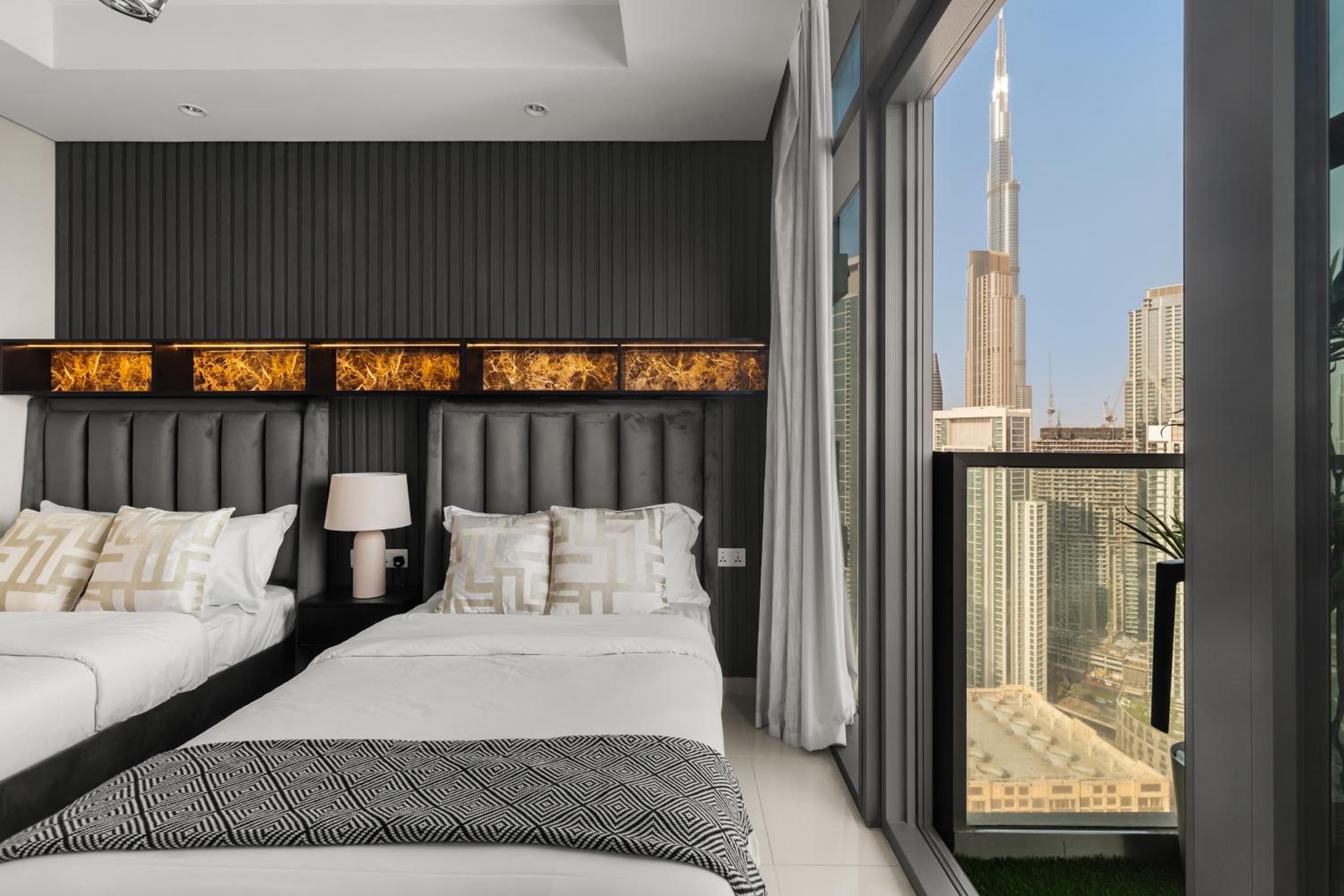 Gogoto4 - 2BR High Floor Burj View Infinity Pool PS5 NYE Fireworks View