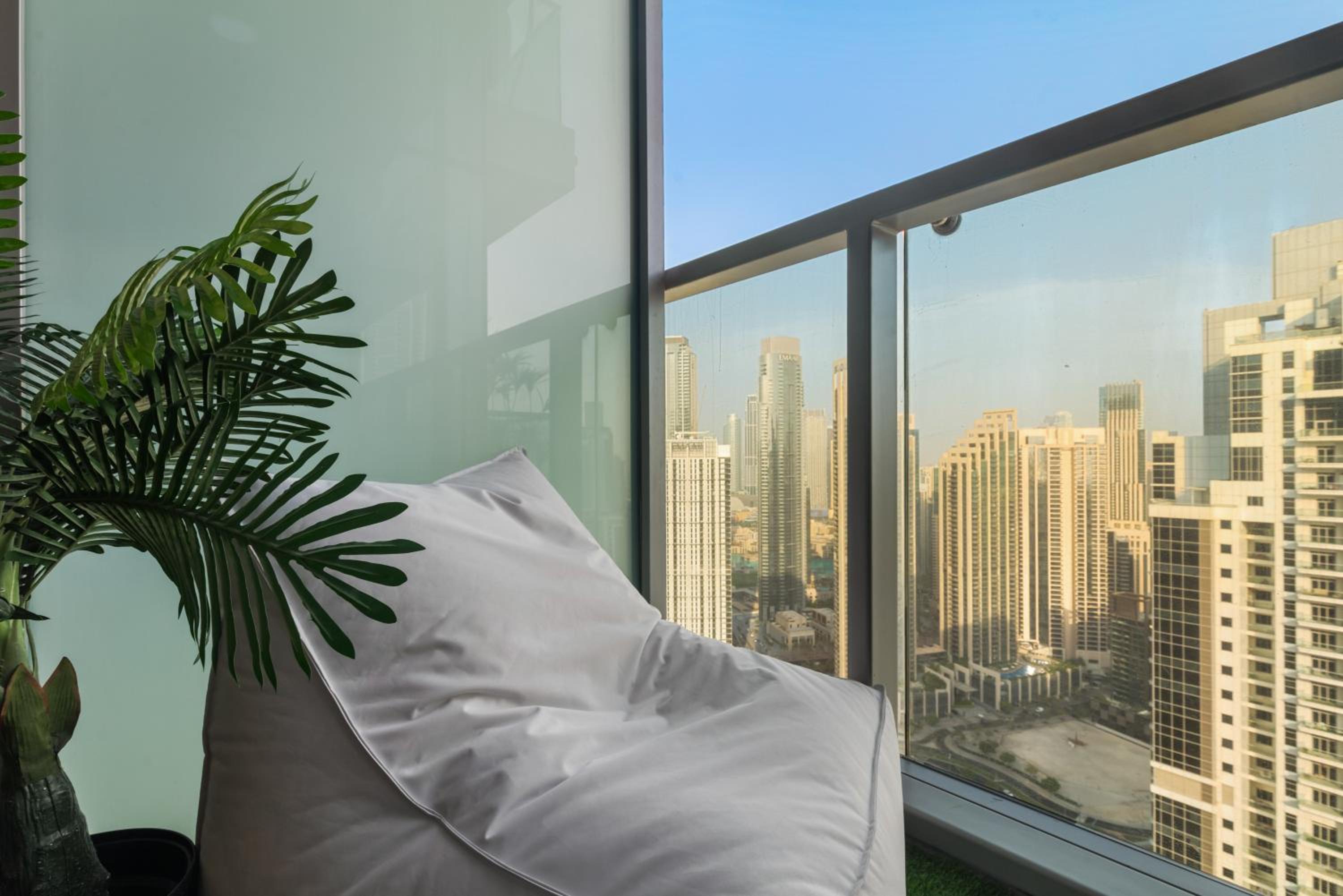 Gogoto4 - 2BR High Floor Burj View Infinity Pool PS5 NYE Fireworks View