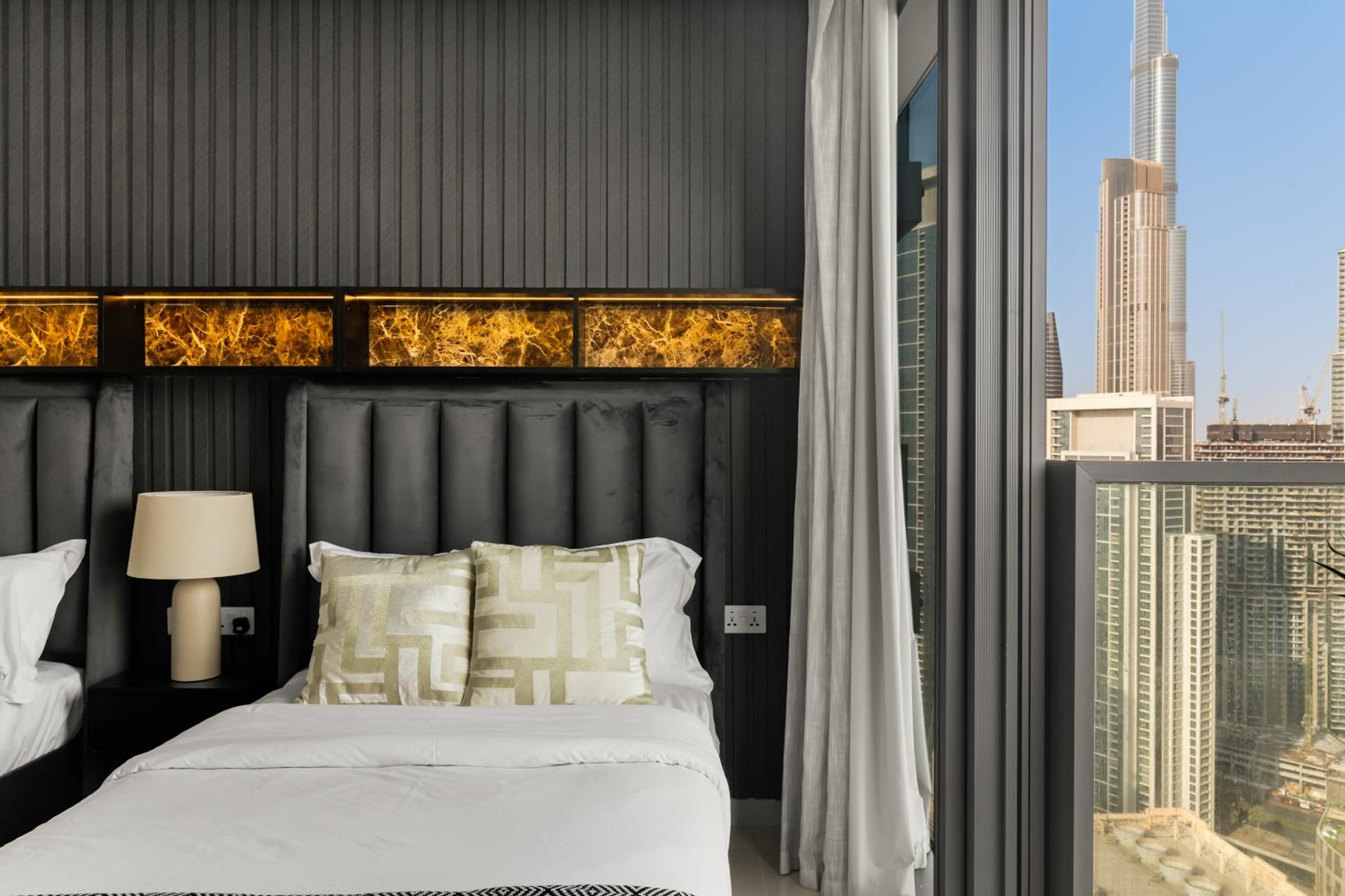 Gogoto4 - 2BR High Floor Burj View Infinity Pool PS5 NYE Fireworks View