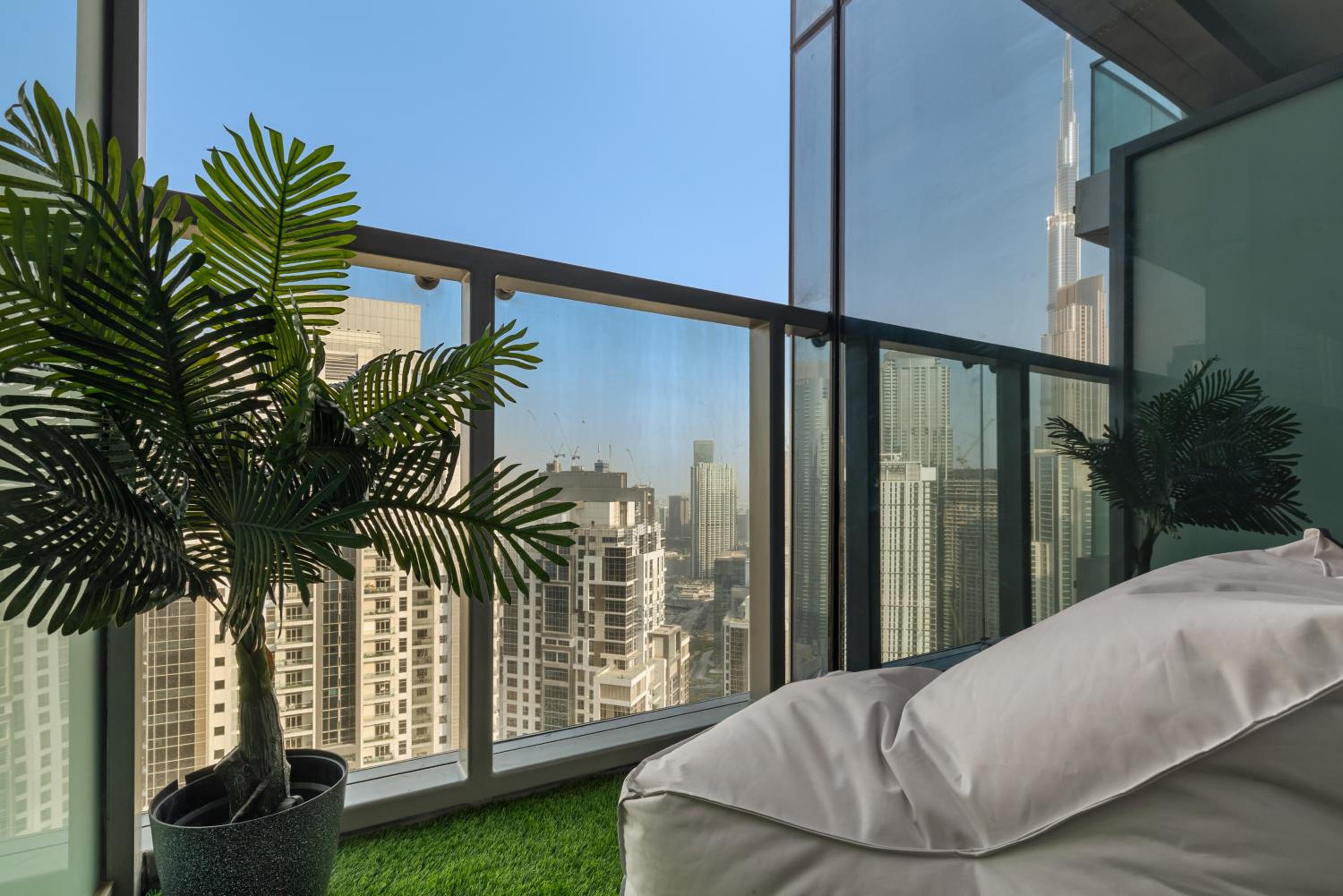 Gogoto4 - 2BR High Floor Burj View Infinity Pool PS5 NYE Fireworks View
