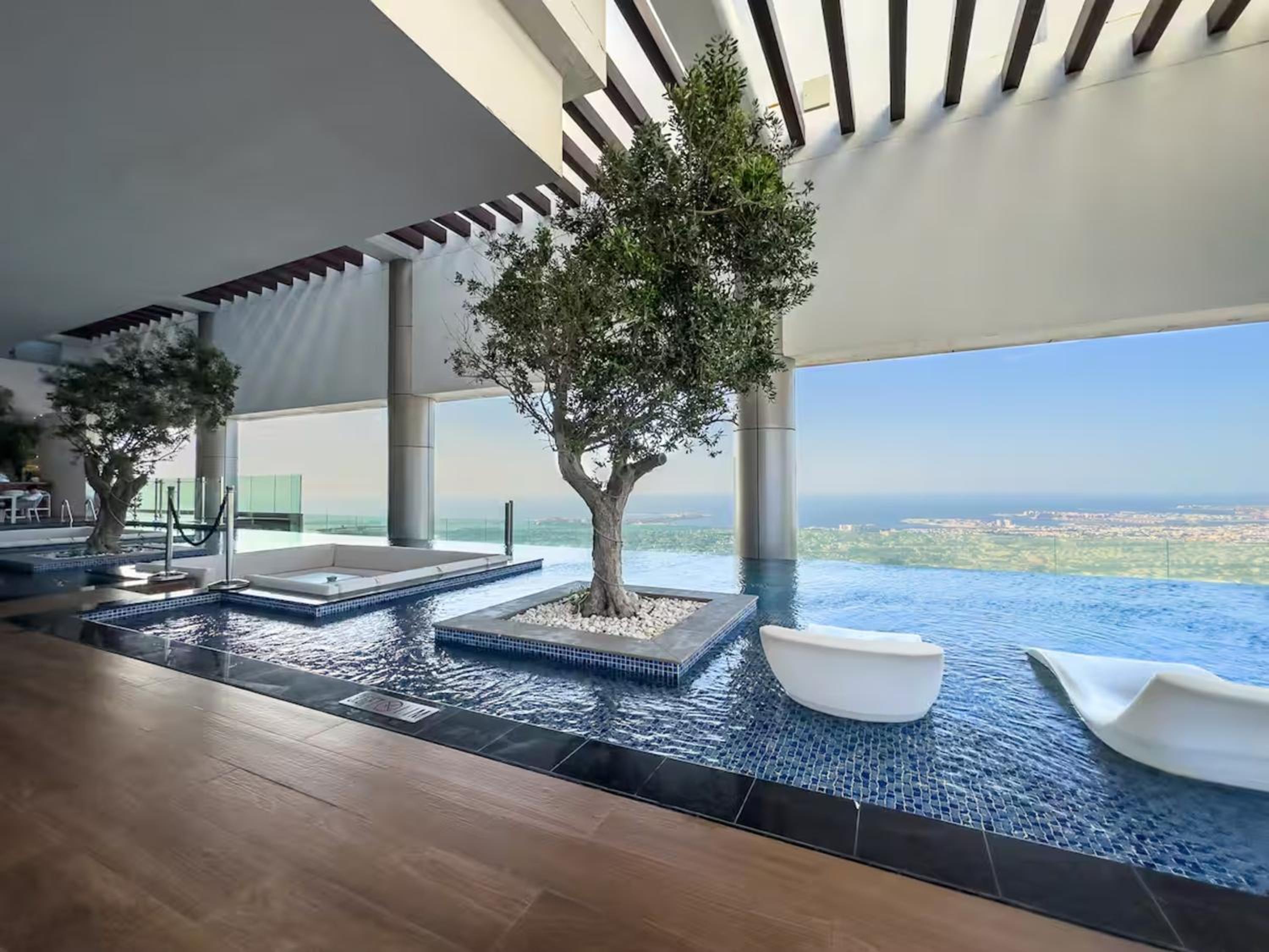 Gogoto4 - 2BR High Floor Burj View Infinity Pool PS5 NYE Fireworks View