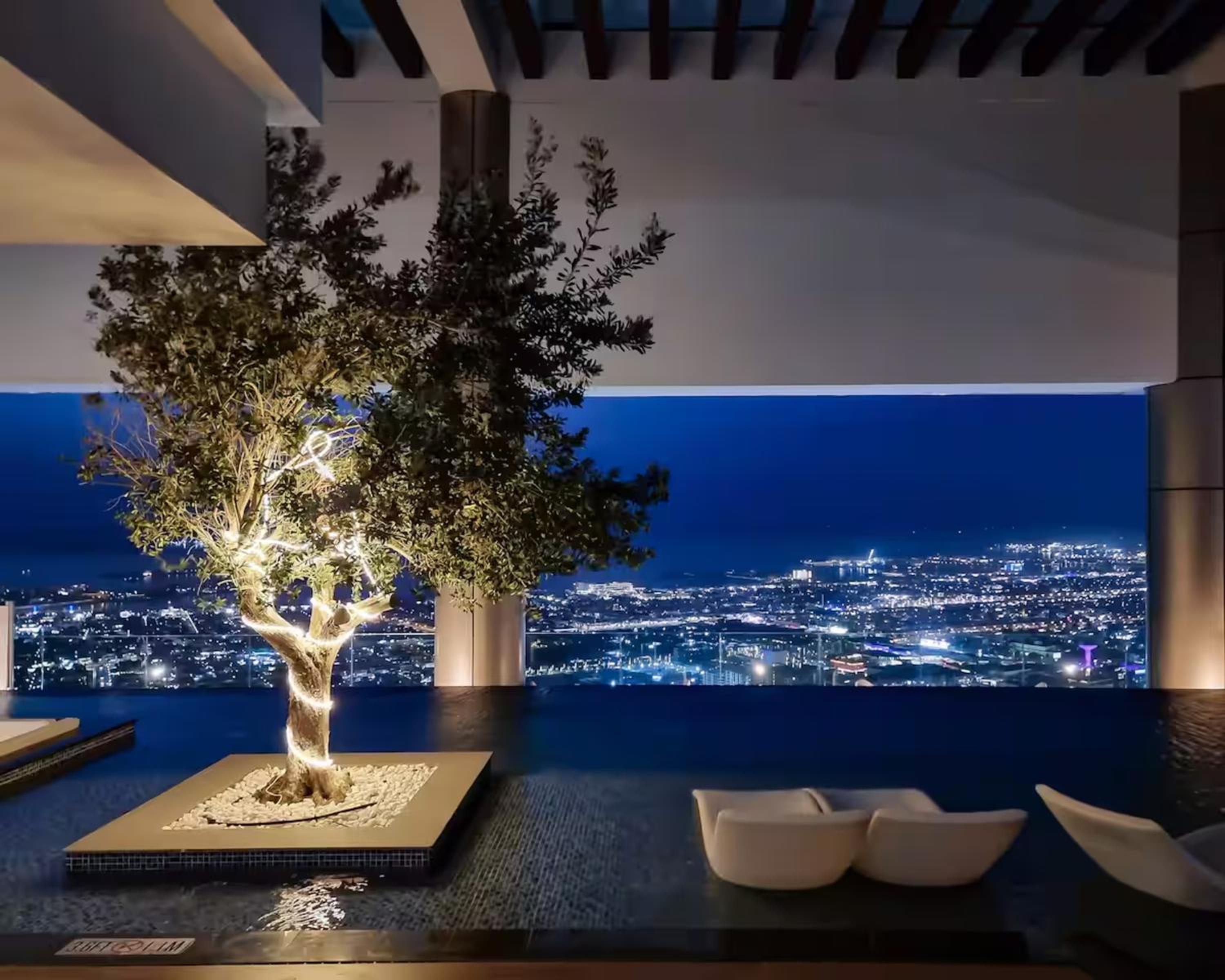 Gogoto4 - 2BR High Floor Burj View Infinity Pool PS5 NYE Fireworks View
