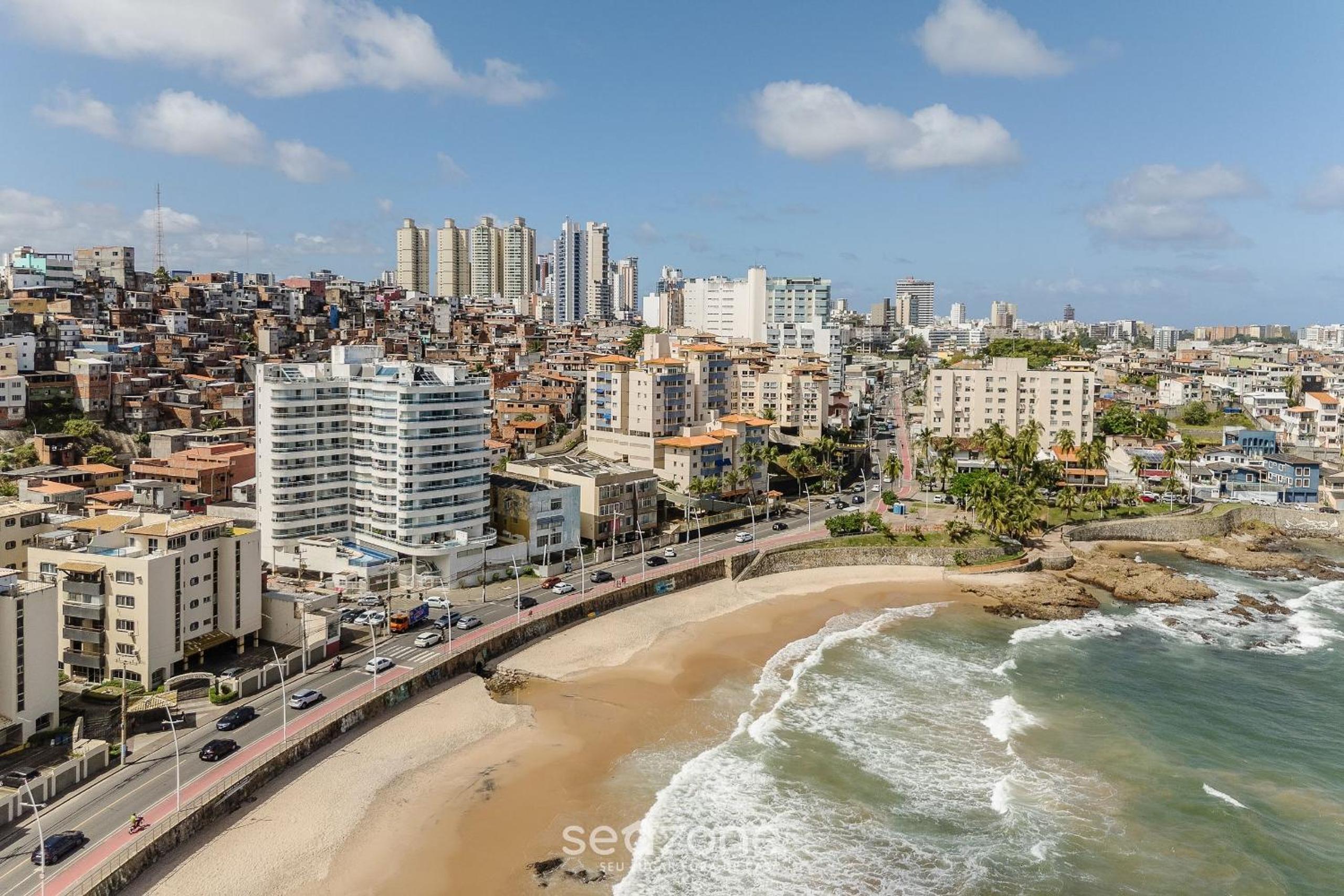 Apt w/ balcony & view, steps from the sea OPR0303