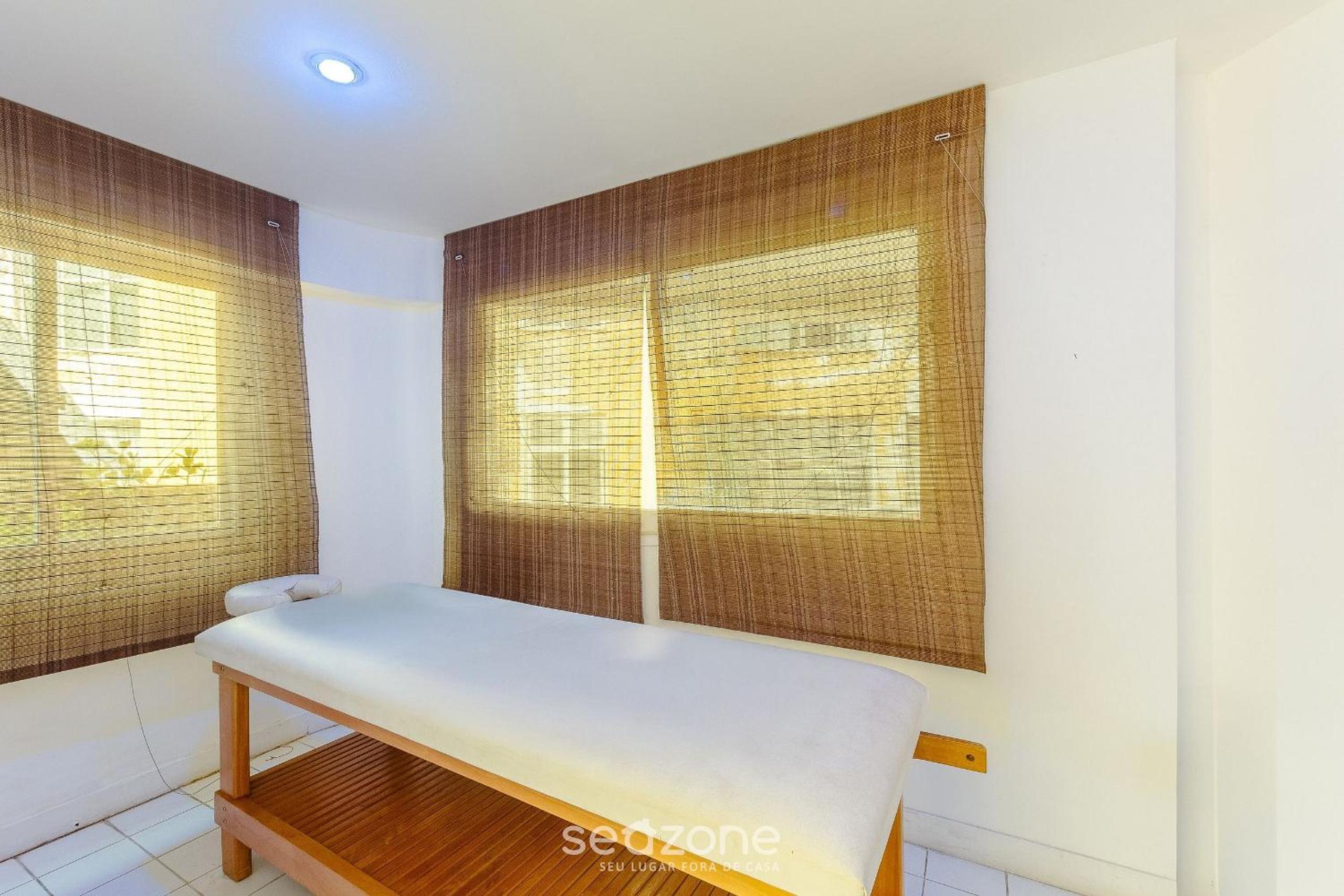 Apt w/ balcony & view, steps from the sea OPR0303