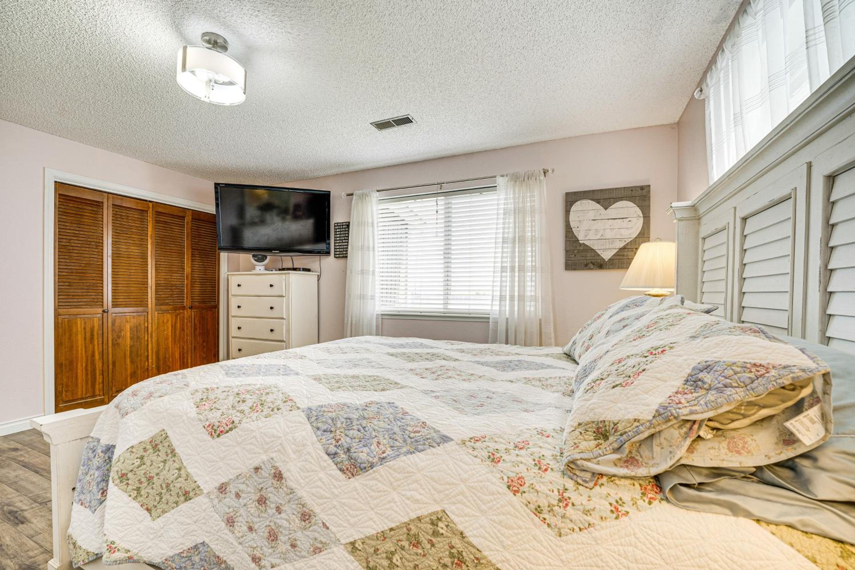 Hike and Explore Retreat with Scenic Views in Selah!