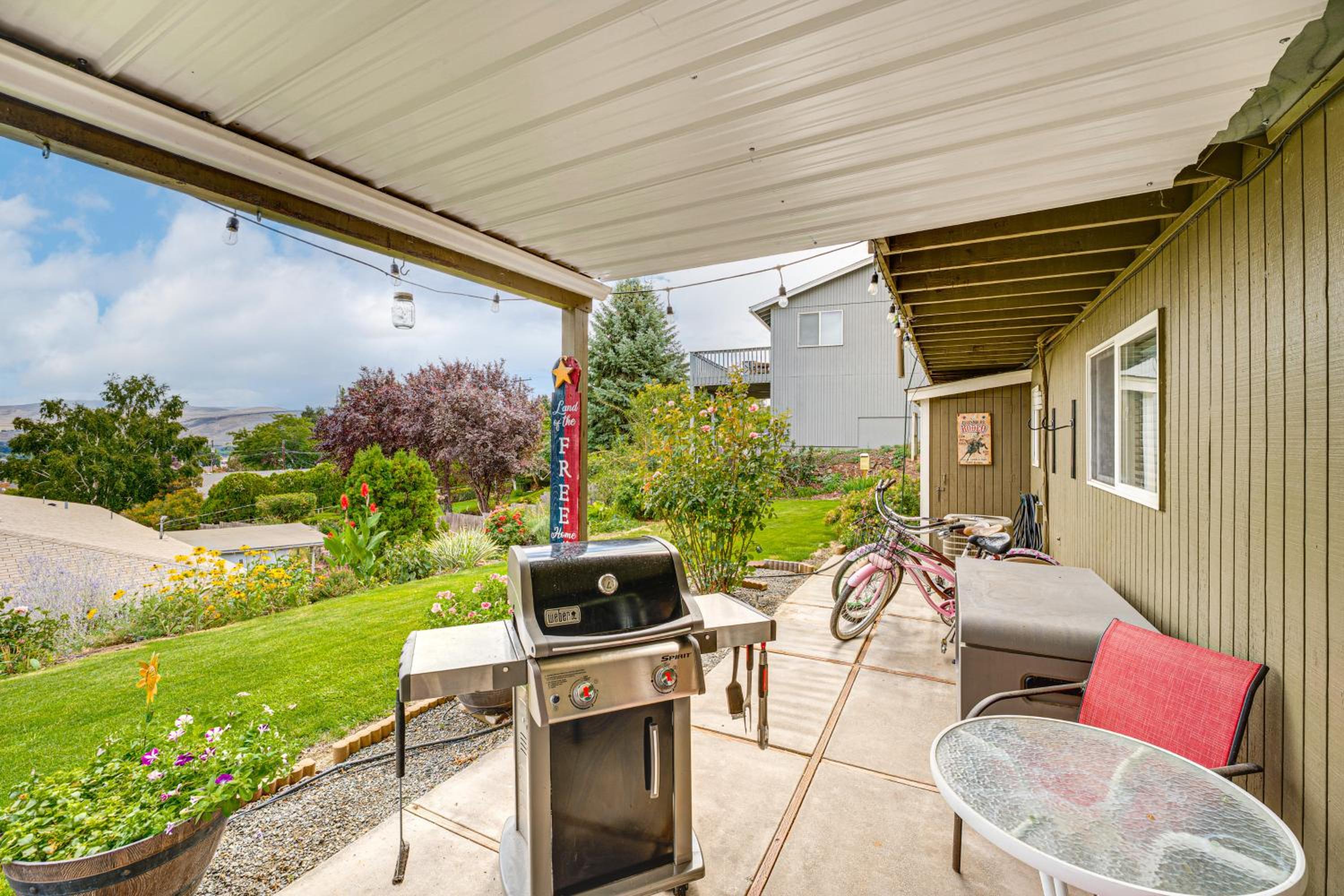 Hike and Explore Retreat with Scenic Views in Selah!