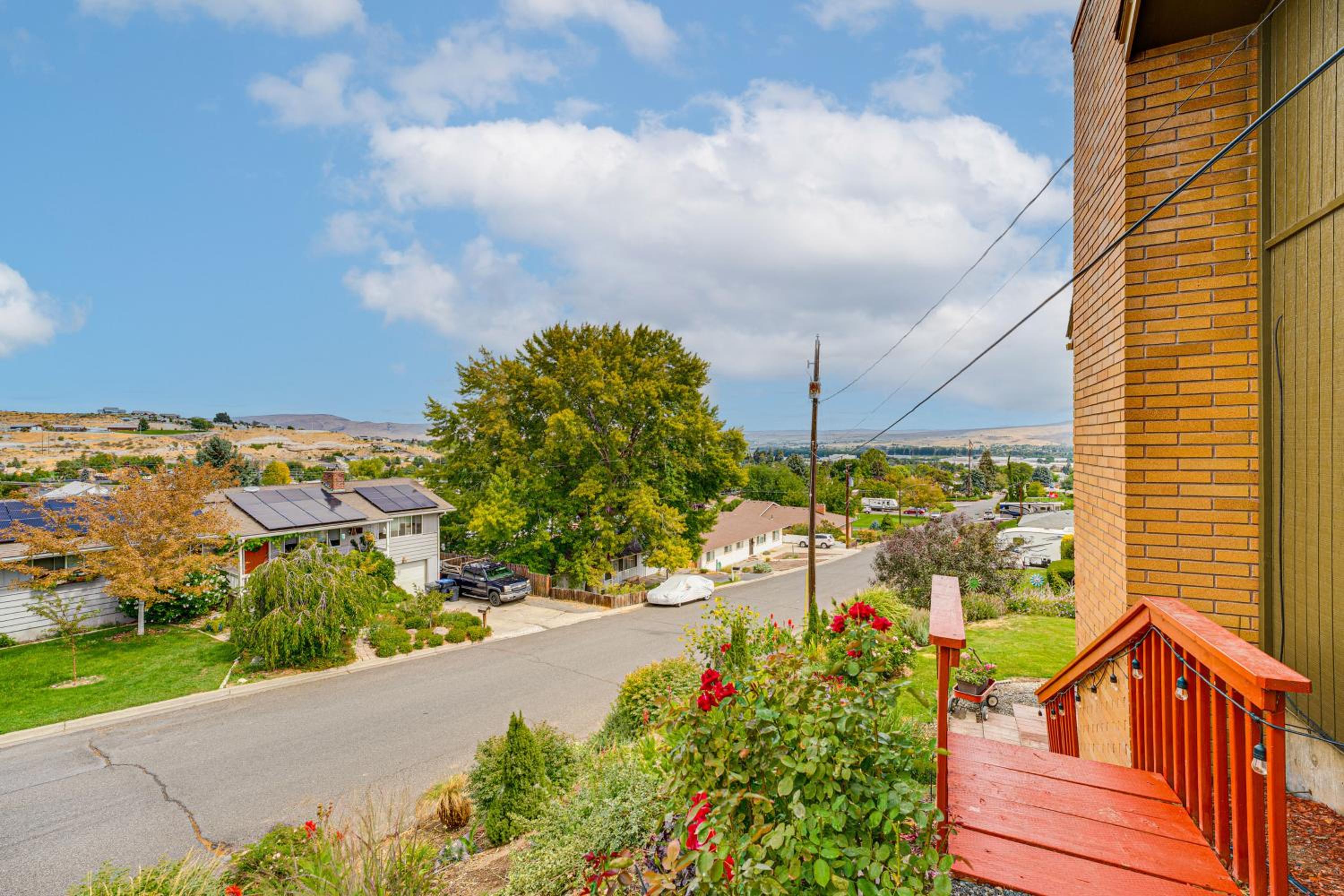 Hike and Explore Retreat with Scenic Views in Selah!