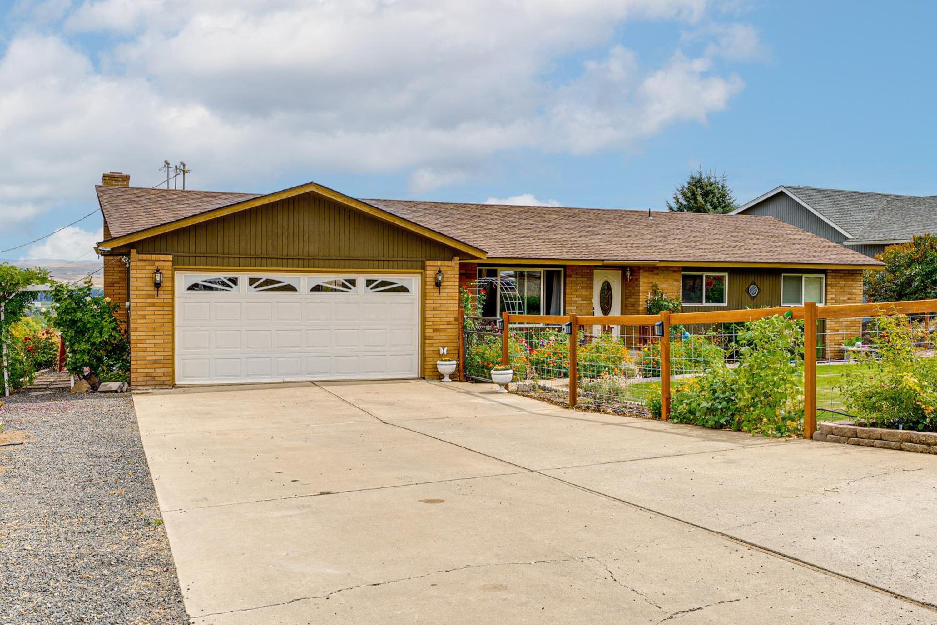 Hike and Explore Retreat with Scenic Views in Selah!