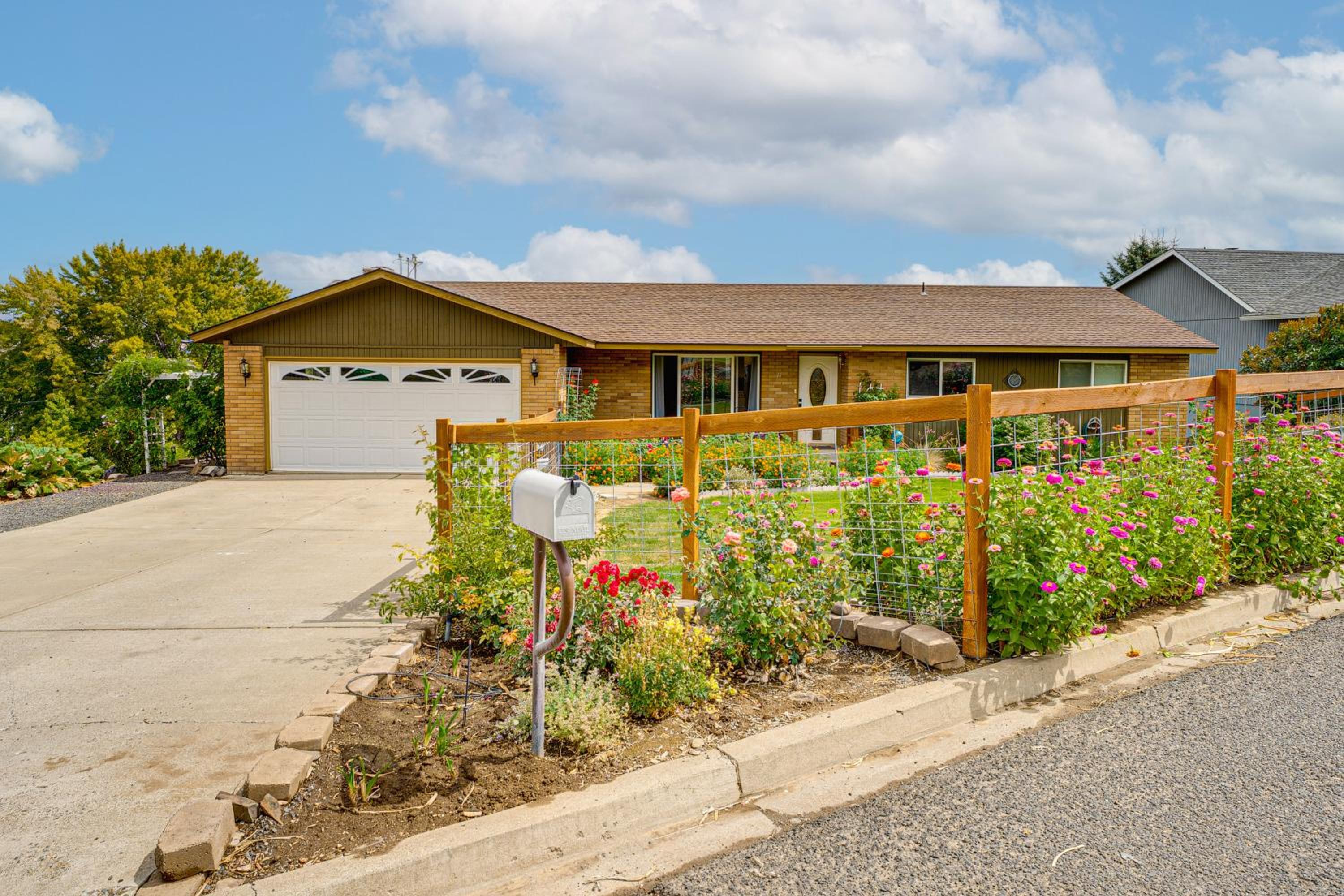 Hike and Explore Retreat with Scenic Views in Selah!