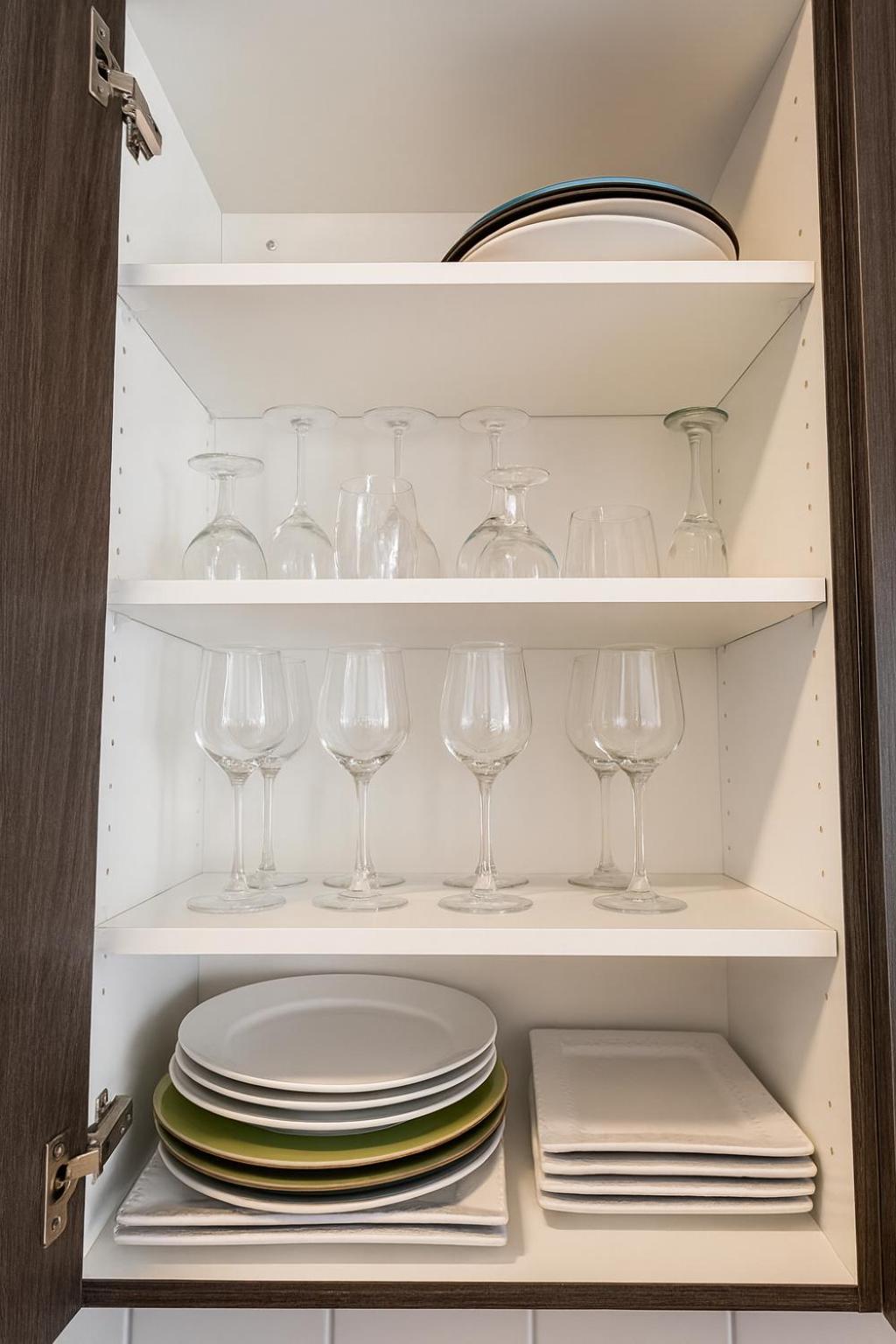 Central & Cozy 2BR Townhome with Free Parking, WiFi, Full Kitchen, Laundry, Steps to Strip Plaza & 5 Min Drive to Innisfil Beach Park! Perfect for Work Tri