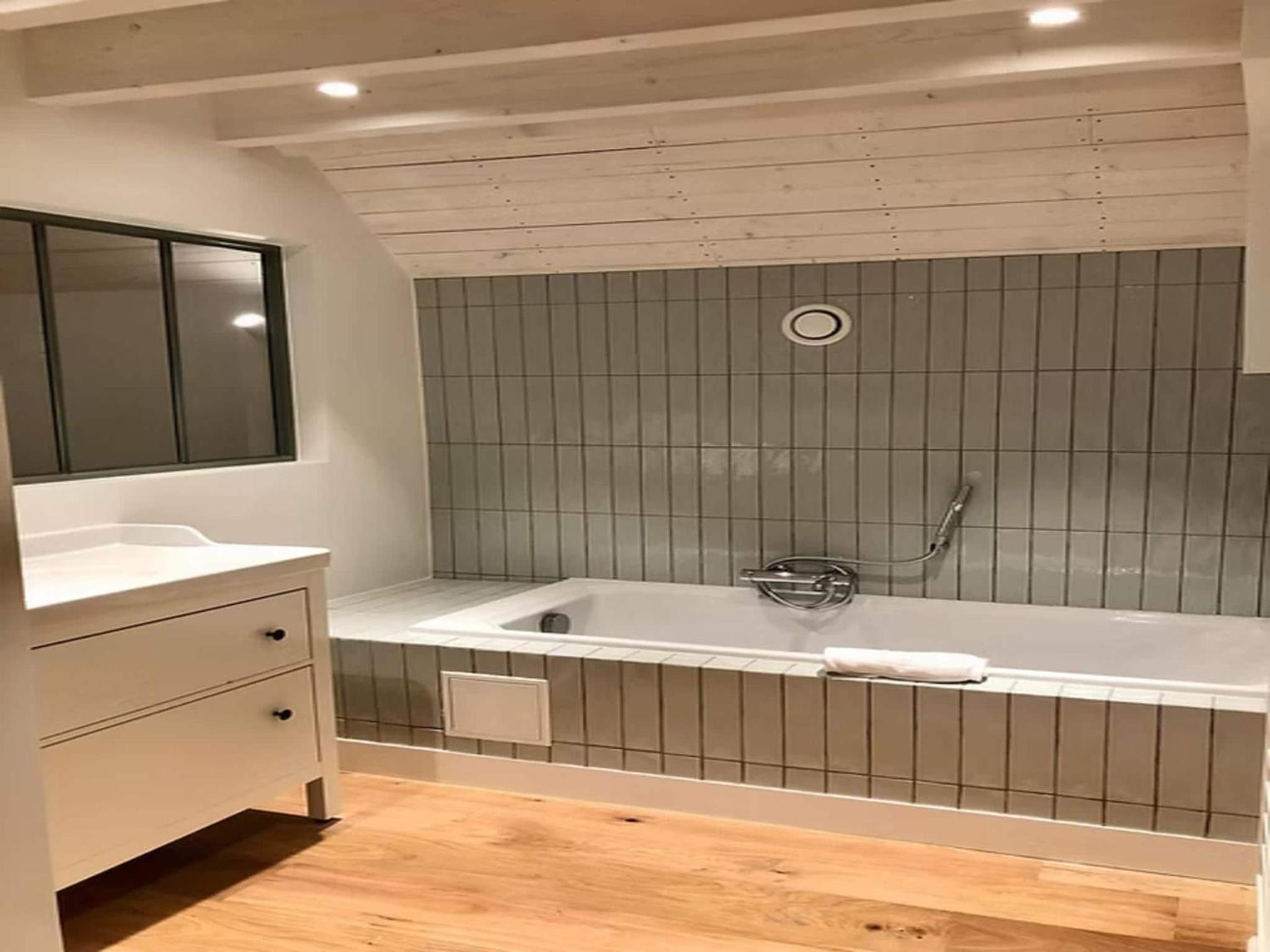 2-bedroom cottage with park and deer park