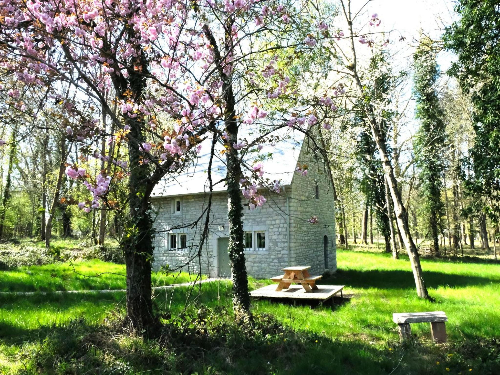 2-bedroom cottage with park and deer park