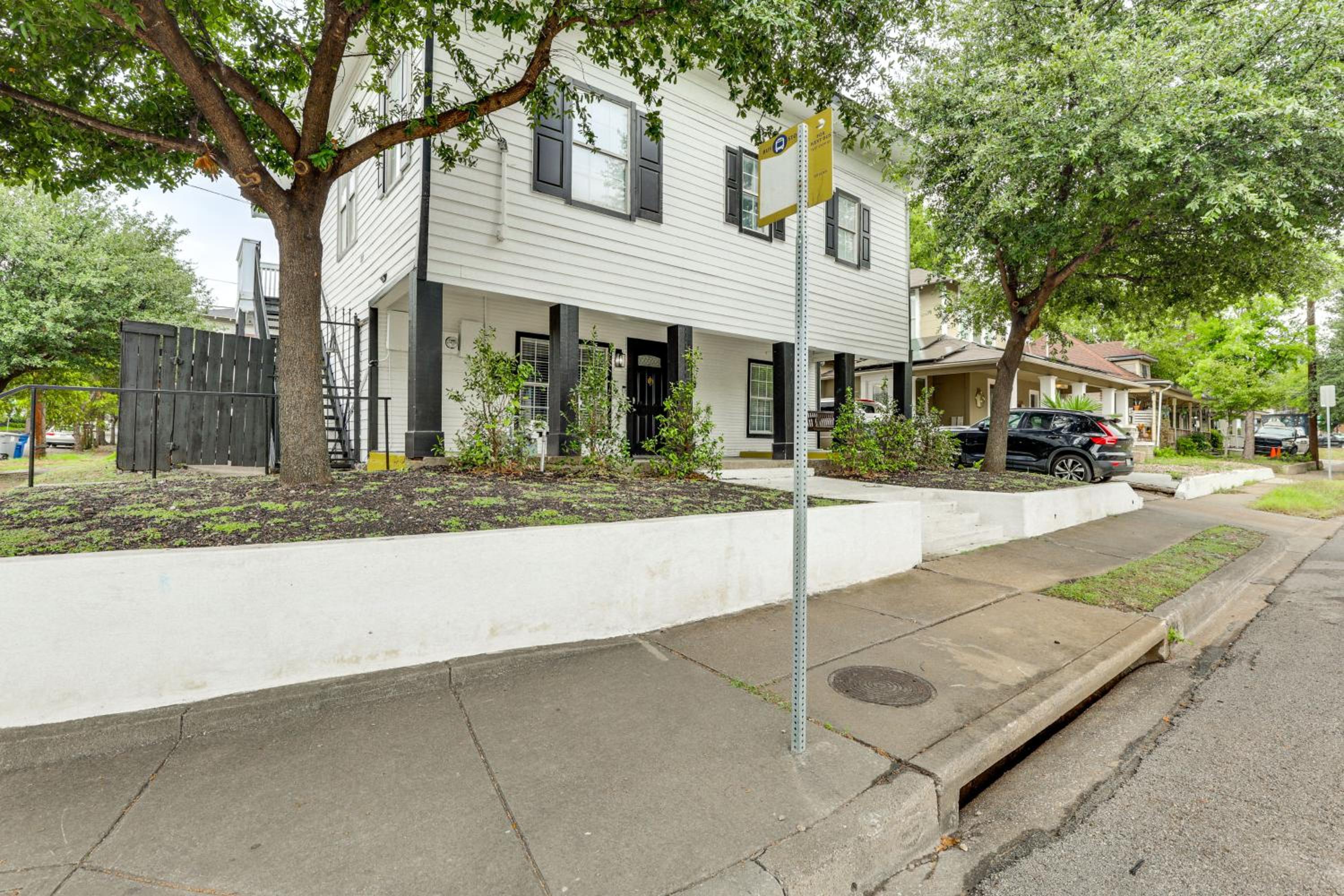 Walk to Bishop Arts District Home with Deck