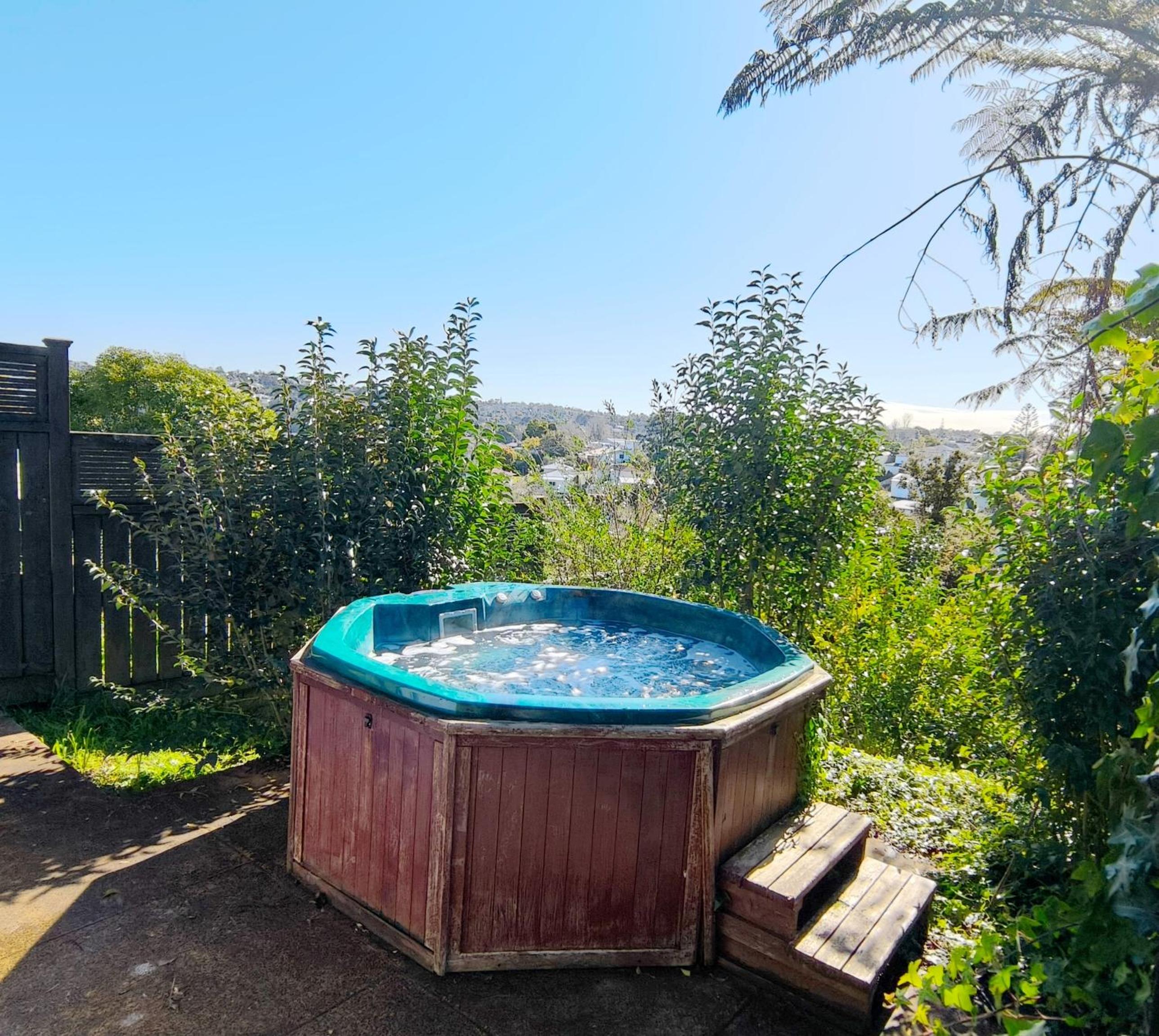 Spa Retreat Spacious 7 BRS 3 Baths Movie Lounge nice Garden with Parking