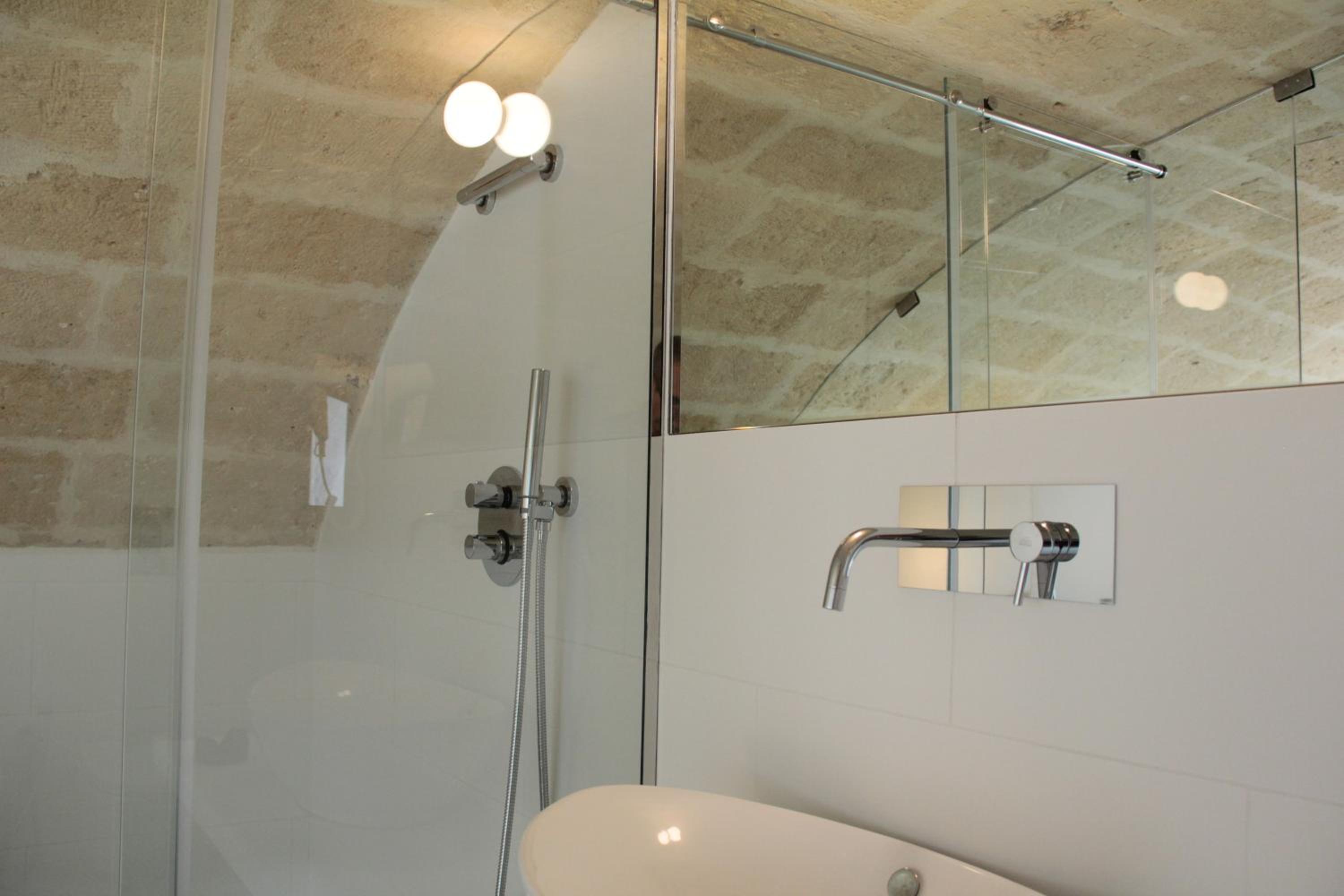 Lamia Room Rentals