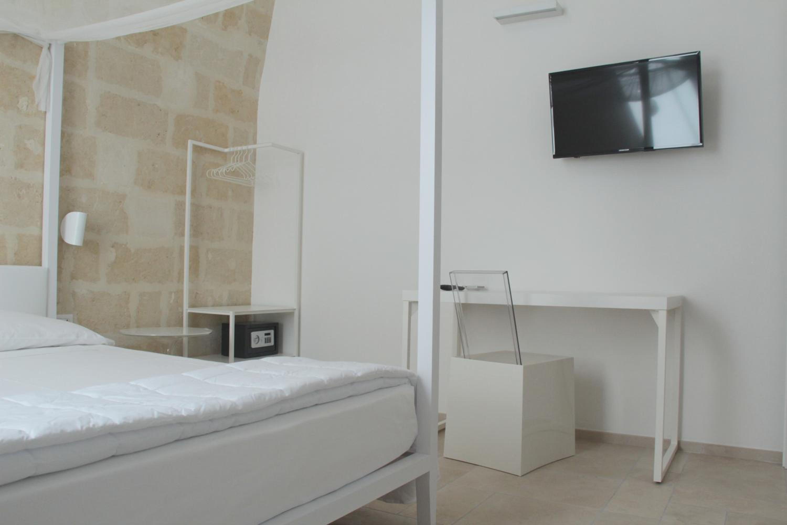 Lamia Room Rentals