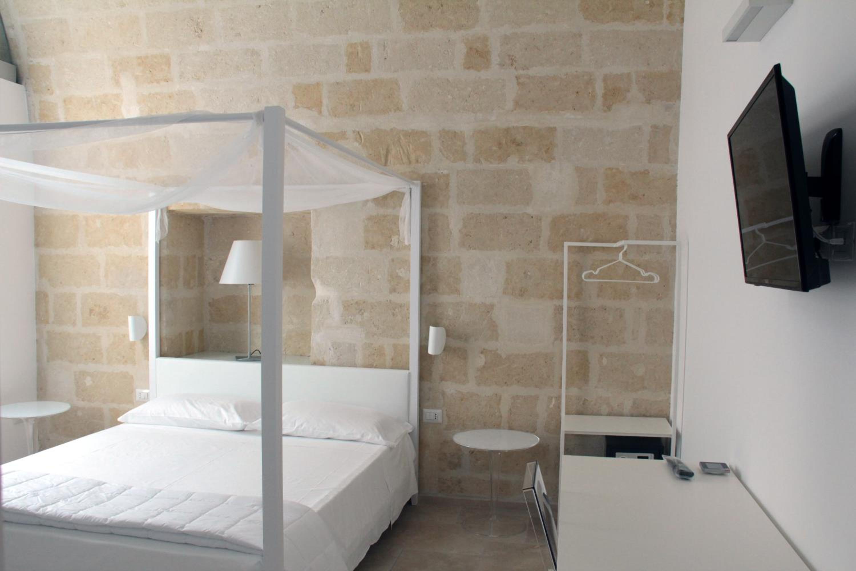 Lamia Room Rentals