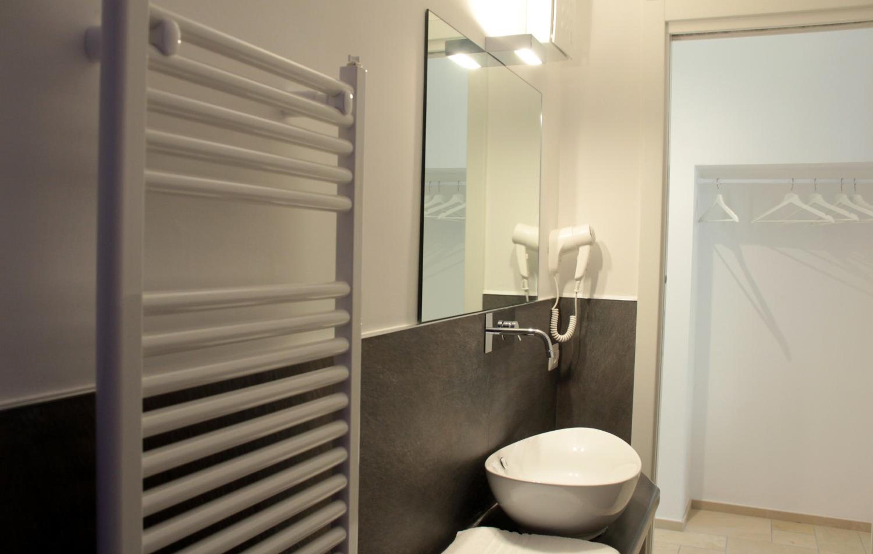 Lamia Room Rentals
