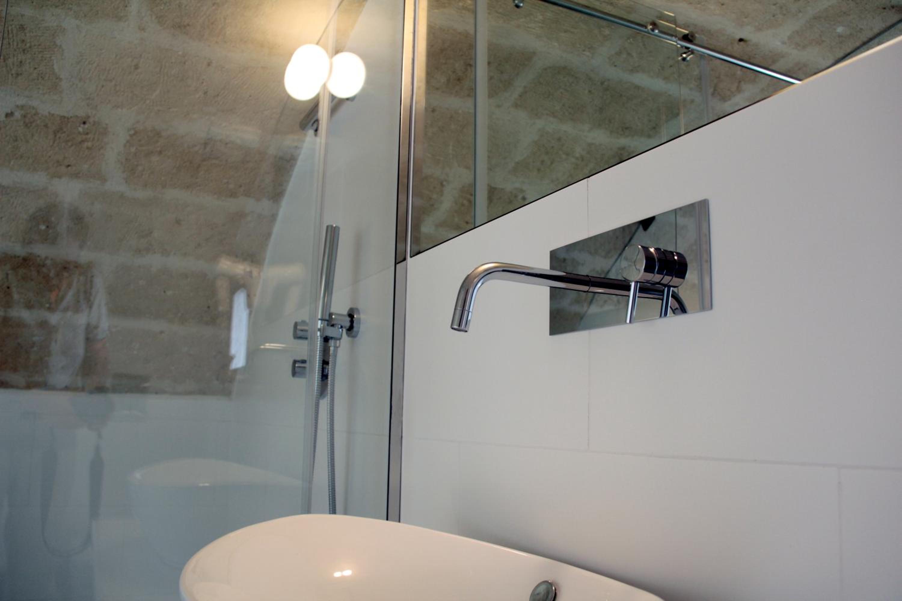 Lamia Room Rentals