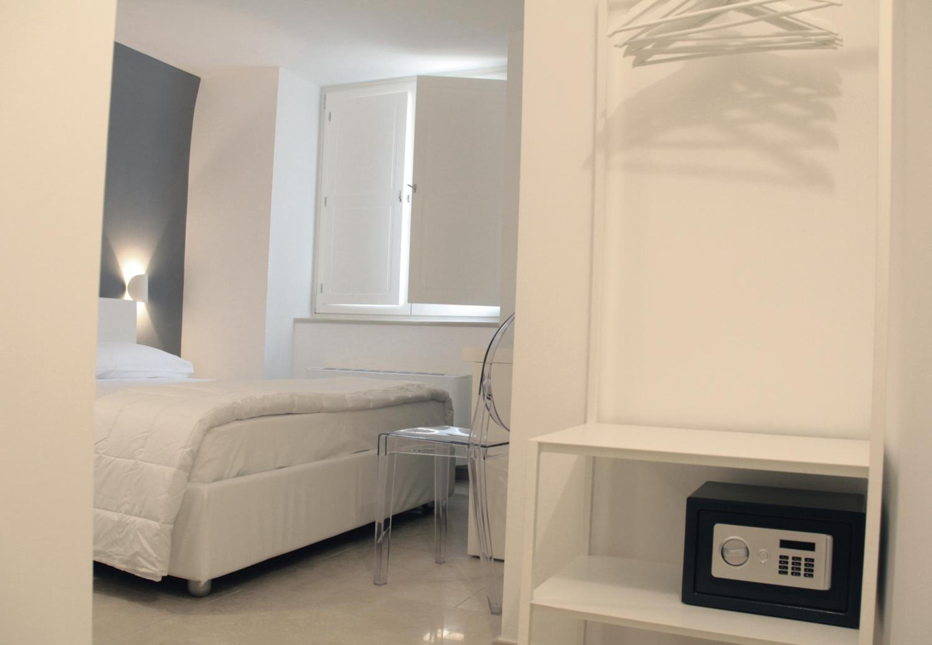 Lamia Room Rentals