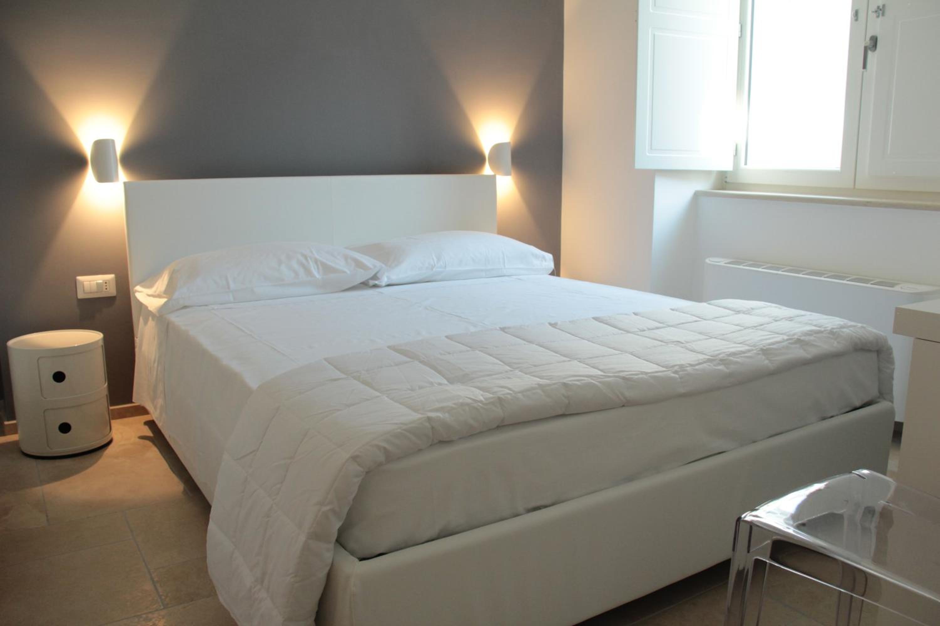 Lamia Room Rentals