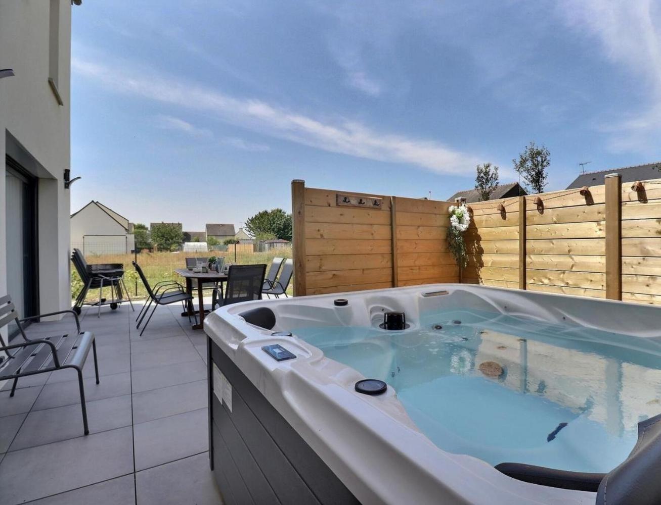 Ker Phan Cozy urban cottage with hot tub