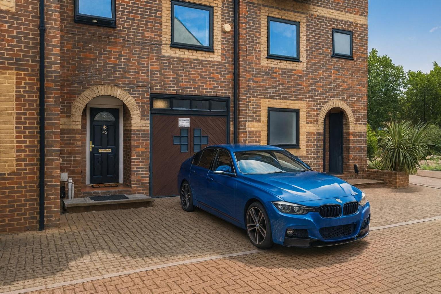 Iron House - Sleeps 11 - For Contractors & Families - Free Parking - Near Excel , Canary Wharf, O2, City AirPort & GreenWich