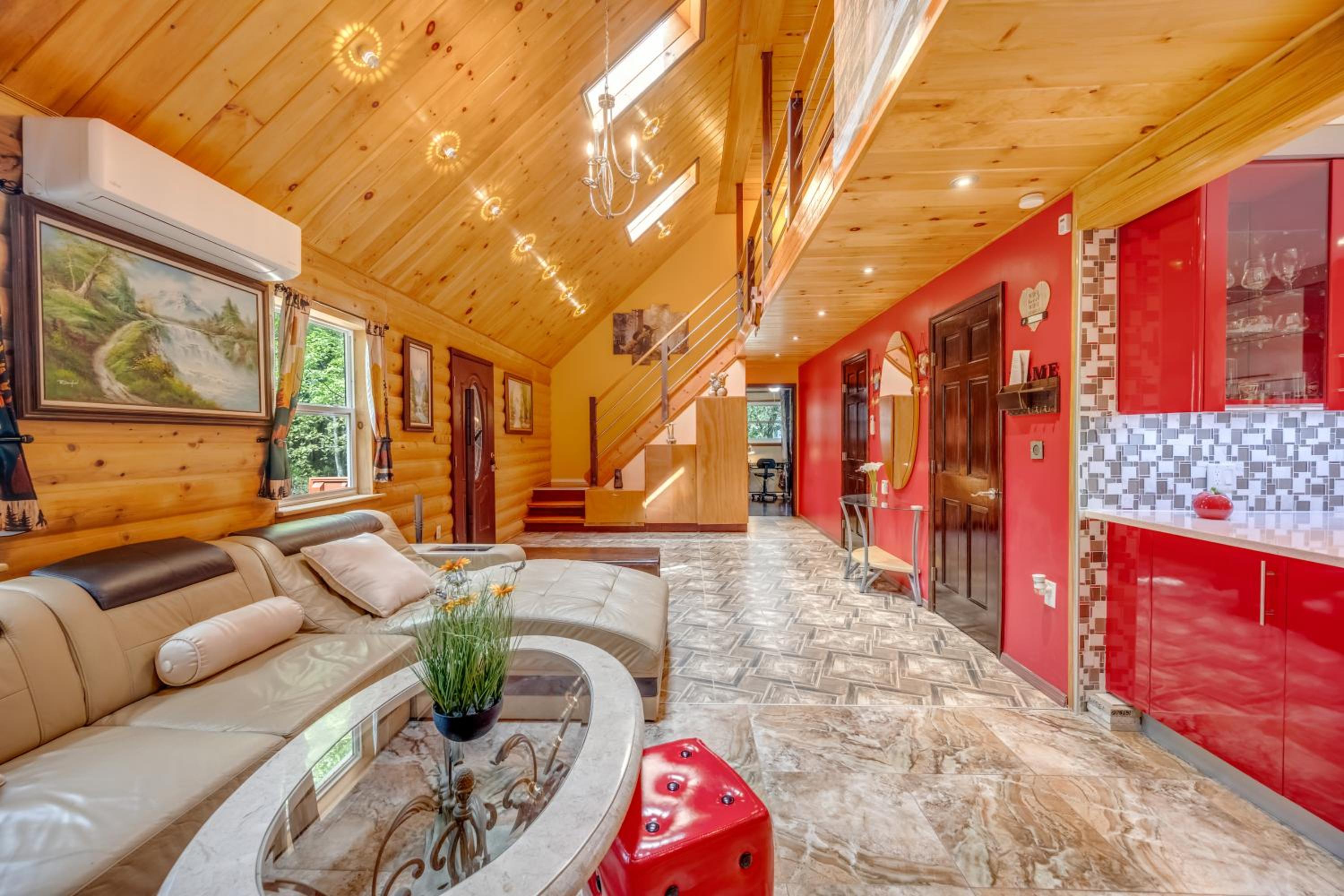 Stunning! Pocono Escape! HotTub Sauna Pool Ski Pet-Friendly Firepit Game Room Fireplace BBQ Lakes Tennis Fishing