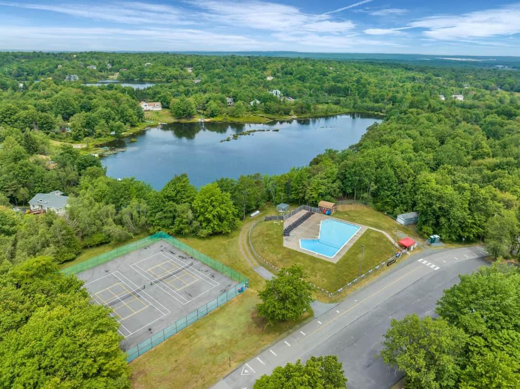 Stunning! Pocono Escape! HotTub Sauna Pool Ski Pet-Friendly Firepit Game Room Fireplace BBQ Lakes Tennis Fishing