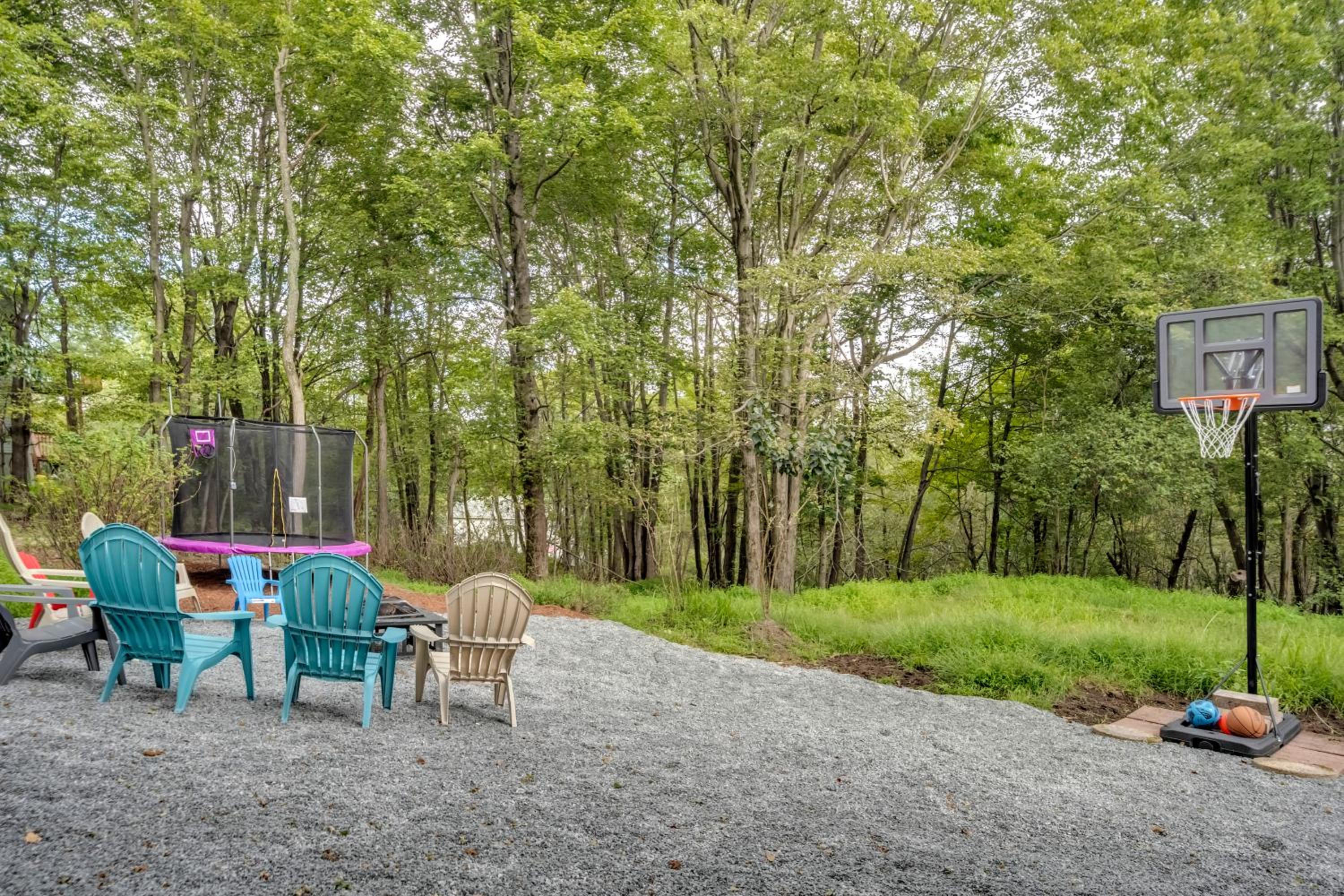 Stunning! Pocono Escape! HotTub Sauna Pool Ski Pet-Friendly Firepit Game Room Fireplace BBQ Lakes Tennis Fishing